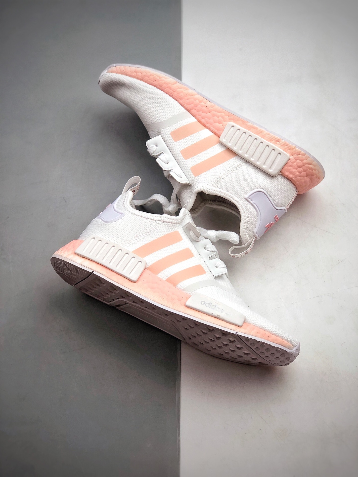 200 Adidas Boost NMD  R1 系列 弹力针鞋织面 原高装弹BOOST颗大粒底