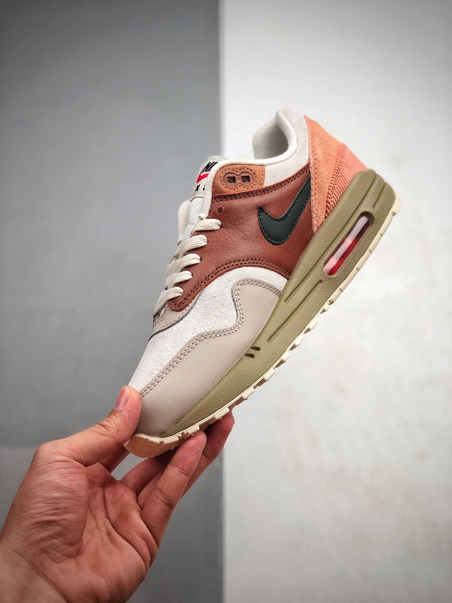 200  Nike Air Mix 1阿姆斯特丹城市公园 Nike air max1由 Tinker hatfield和 Mark Parker在1987年设计CV1638-200