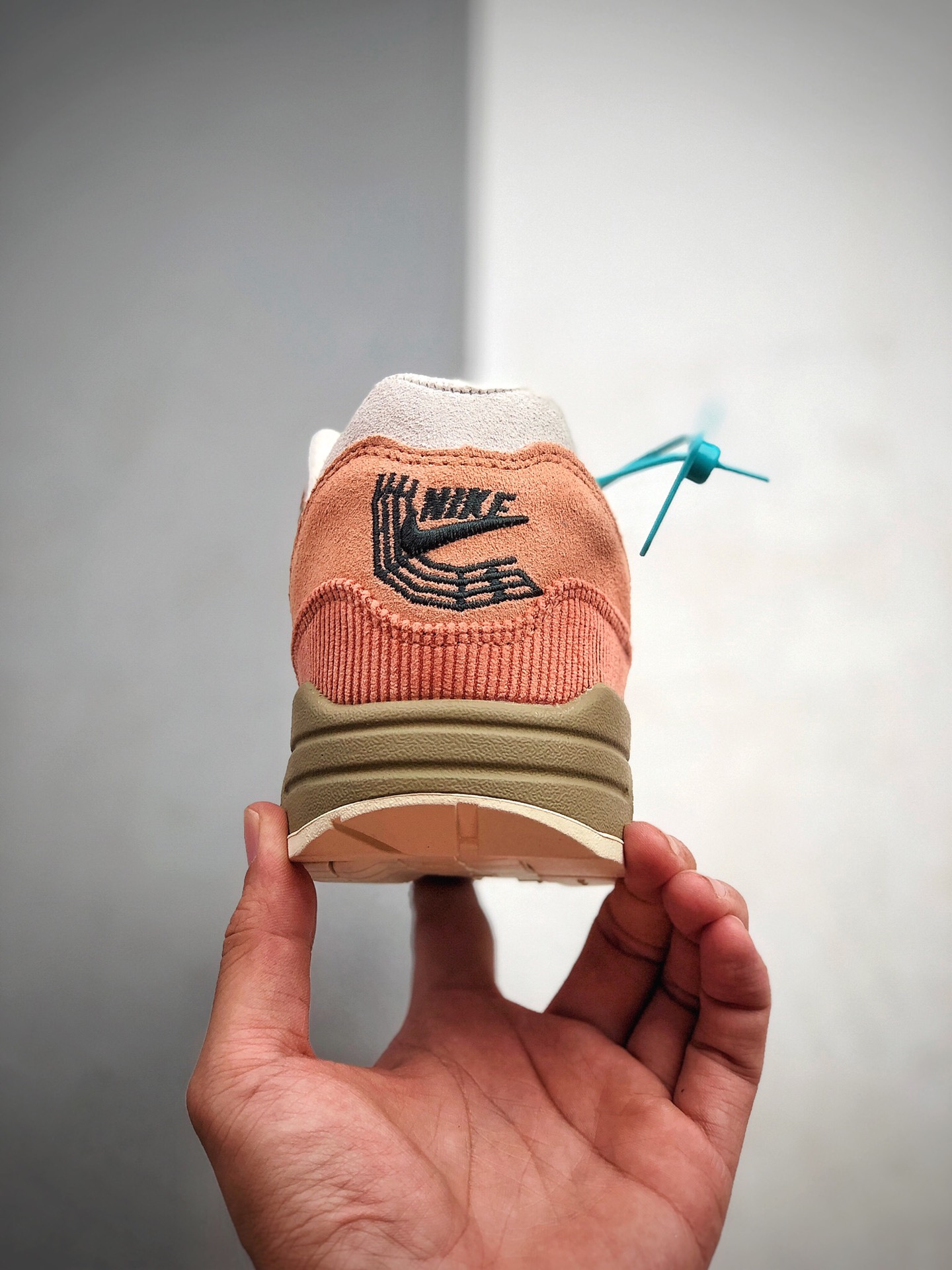 200  Nike Air Mix 1阿姆斯特丹城市公园 Nike air max1由 Tinker hatfield和 Mark Parker在1987年设计CV1638-200