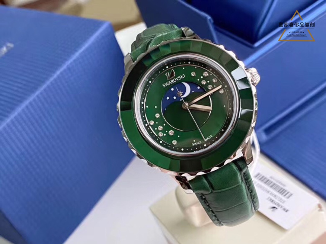 Lacoste Octea Lux系列 一款特别版腕表 并首次采用了功能齐全的月相表盘 珍珠贝母表盘上镶嵌着水晶钻石