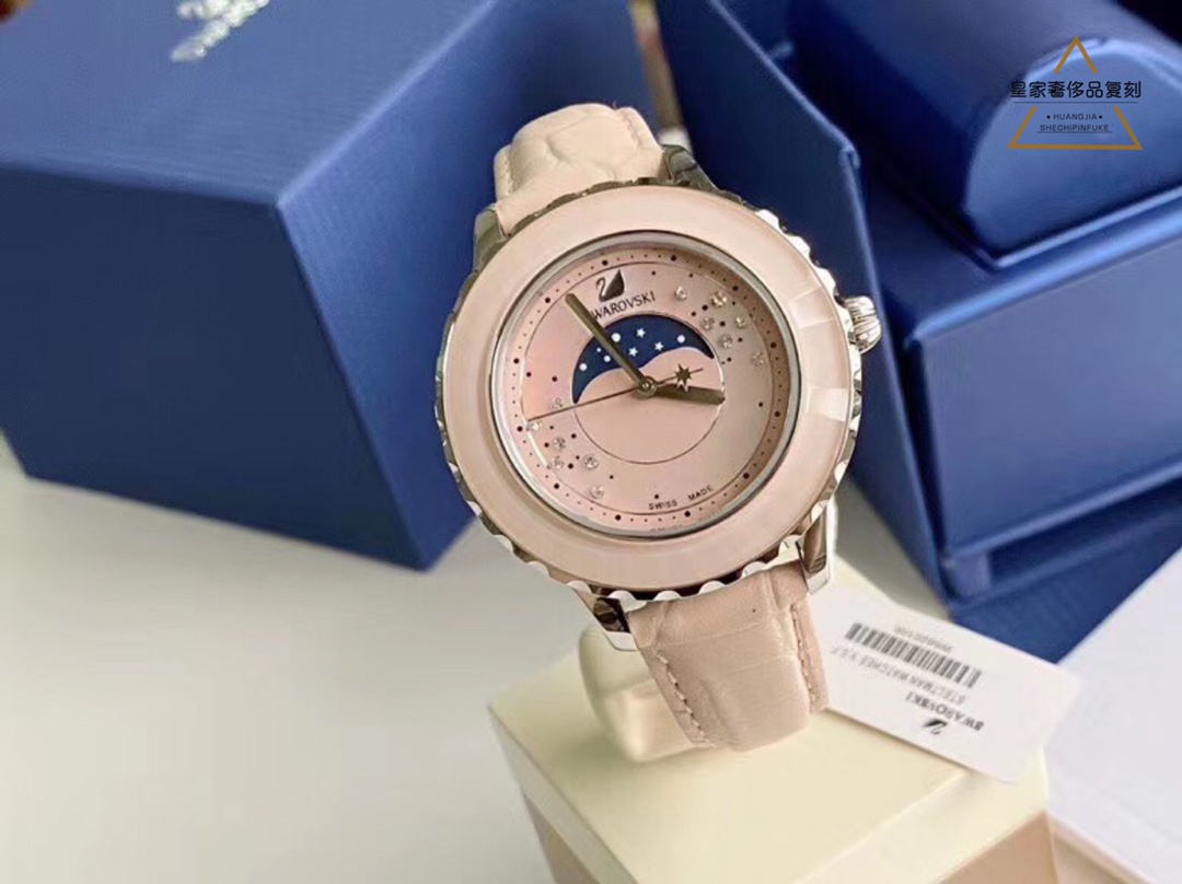 Lacoste Octea Lux系列 一款特别版腕表 并首次采用了功能齐全的月相表盘 珍珠贝母表盘上镶嵌着水晶钻石