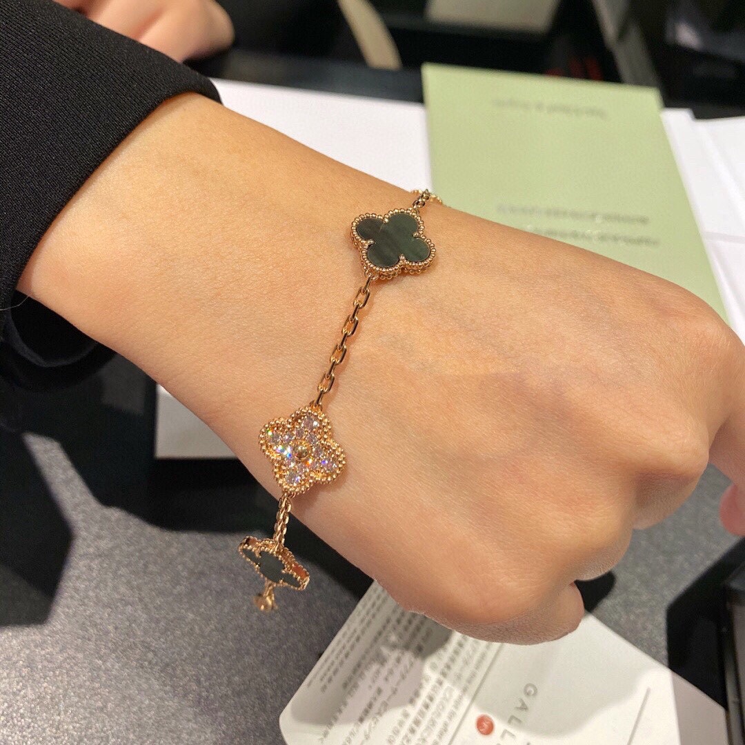 NO:102333,50th anniversary bracelet, and only these three colors, gold with malachite, platinum with black agate, rose gold with gray shell, of course, the difficulty challenge was that we completed the version of the 5-flower four-leaf clover bracelet, which was to challenge the four-leaf clover with diamonds in the middle, which was very difficult to make. Finally, only by directly removing the full diamond necklace with ZP and pressing the film, can we produce such a perfect overall consistent ZP effect. Two 5-flower necklaces can form a 10-flower necklace, so the 5-flower bracelet, Duoduo doesn't bother Doha [Silly Smile] [Silly Smile], Vca bracelet, necklace, bracelet1986090950周年手链,而且,只有仅有这三个配色,金配孔雀石,铂金配黑玛瑙,玫瑰金配灰贝壳当然,难度挑战在我们完成了对5花四叶草手链的版,就在于挑战中间这颗满钻的四叶草了巨巨巨难做,最后,只有把满钻的项链四叶草直接拆了ZP去压膜,才能出来这么完美整体的一致ZP的效果两条5花的,可以组成一个10花的项链哈,所以5花的手链,多多都不嫌多哈[憨笑][憨笑],Vca手链,necklace,bracelet,Jewelry