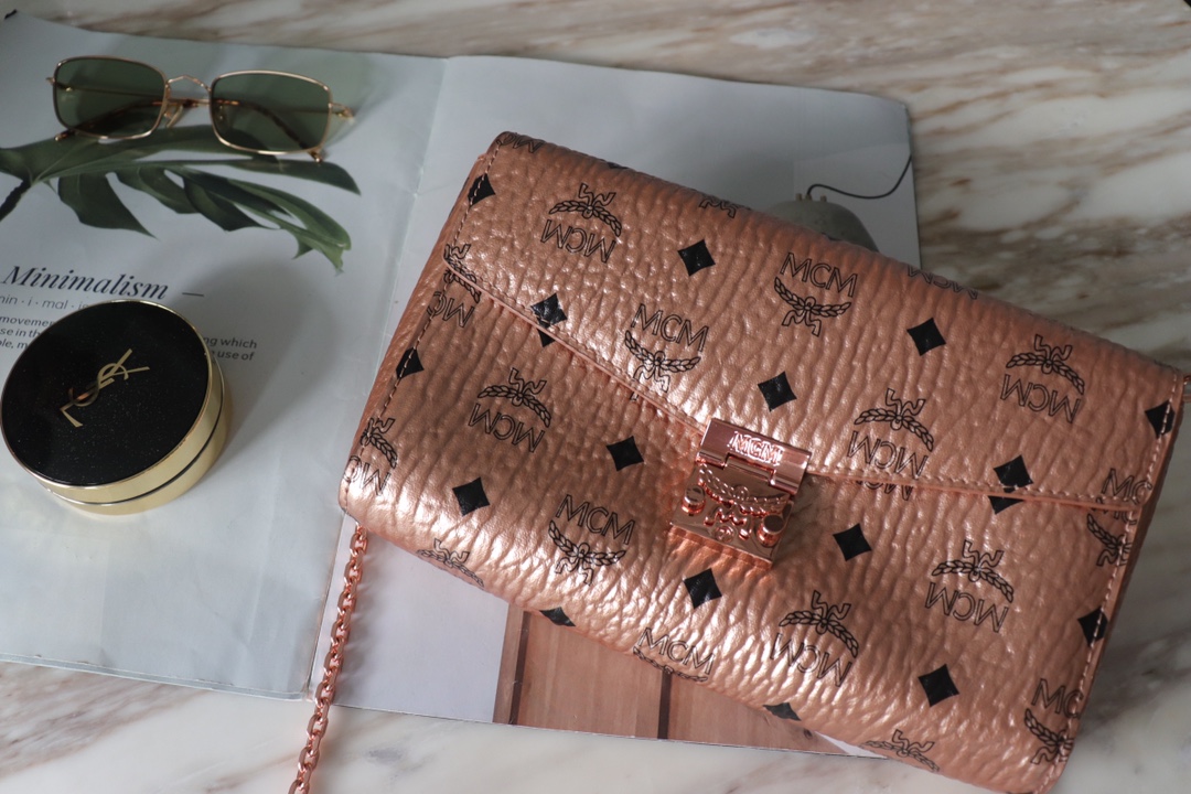Top quality chain bag, a classic must-have chain bag. Can be worn diagonally, over the shoulder, or in multiple ways. Adjustable chain. Small size: 11 x 19 x 4 cm, medium size: 14 x 24 x 5 cm. Wholesale price: small size 320, medium size 340. image 1