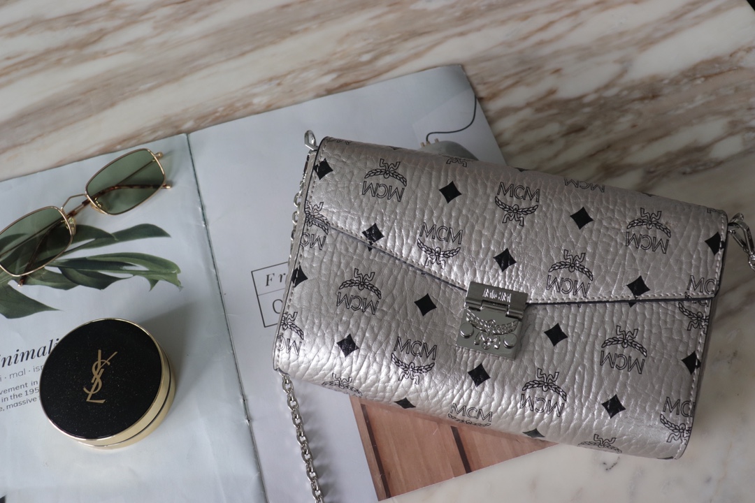 Top quality chain bag, a classic must-have chain bag. Can be worn diagonally, over the shoulder, or in multiple ways. Adjustable chain. Small size: 11 x 19 x 4 cm, medium size: 14 x 24 x 5 cm. Wholesale price: small size 320, medium size 340. image 1