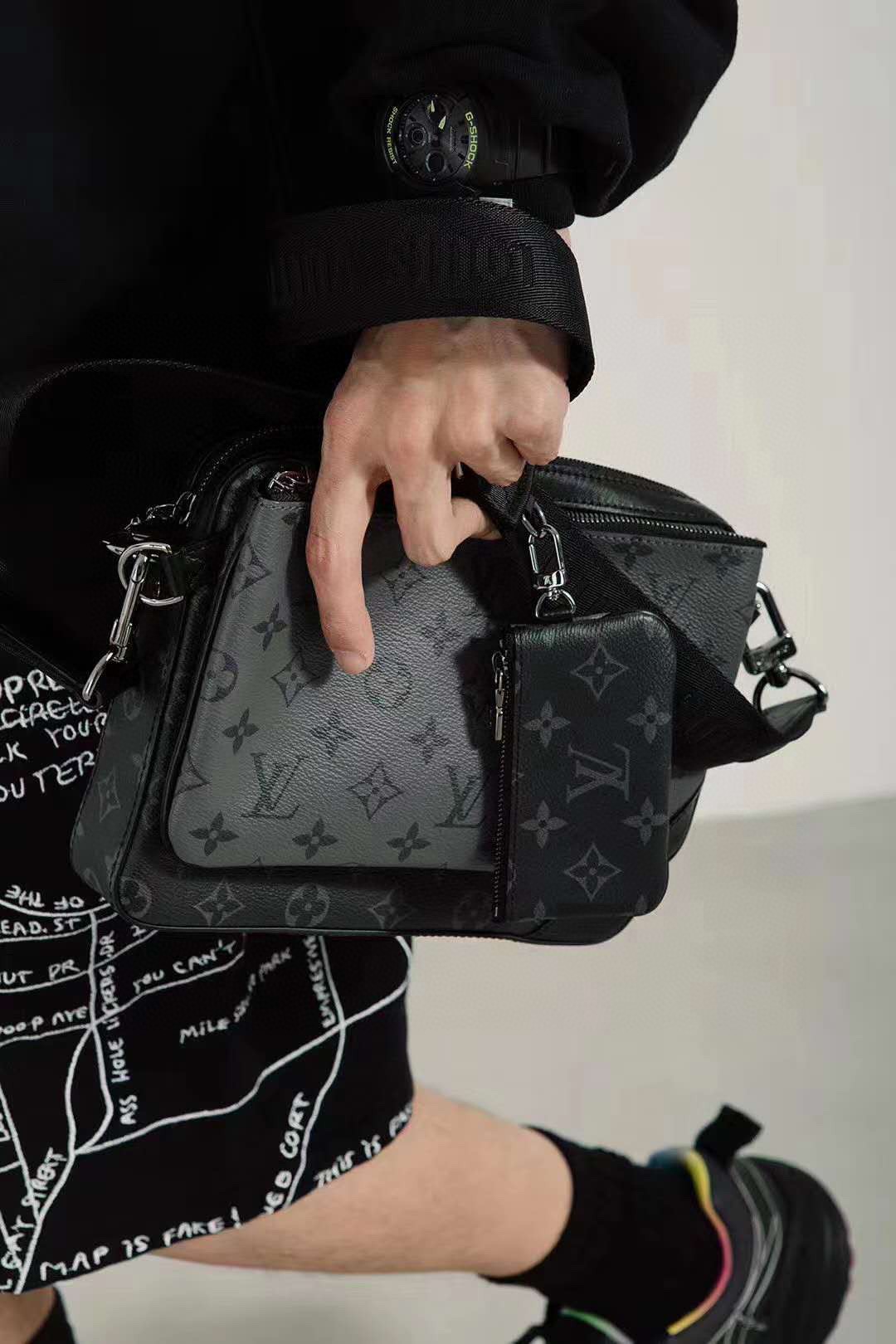Louis Vuitton [District small postman handbag] M69443 silver, so handsome