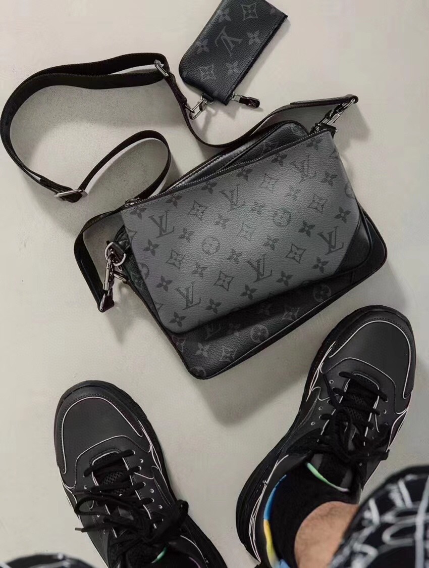 Louis Vuitton [District small postman handbag] M69443 silver, so handsome