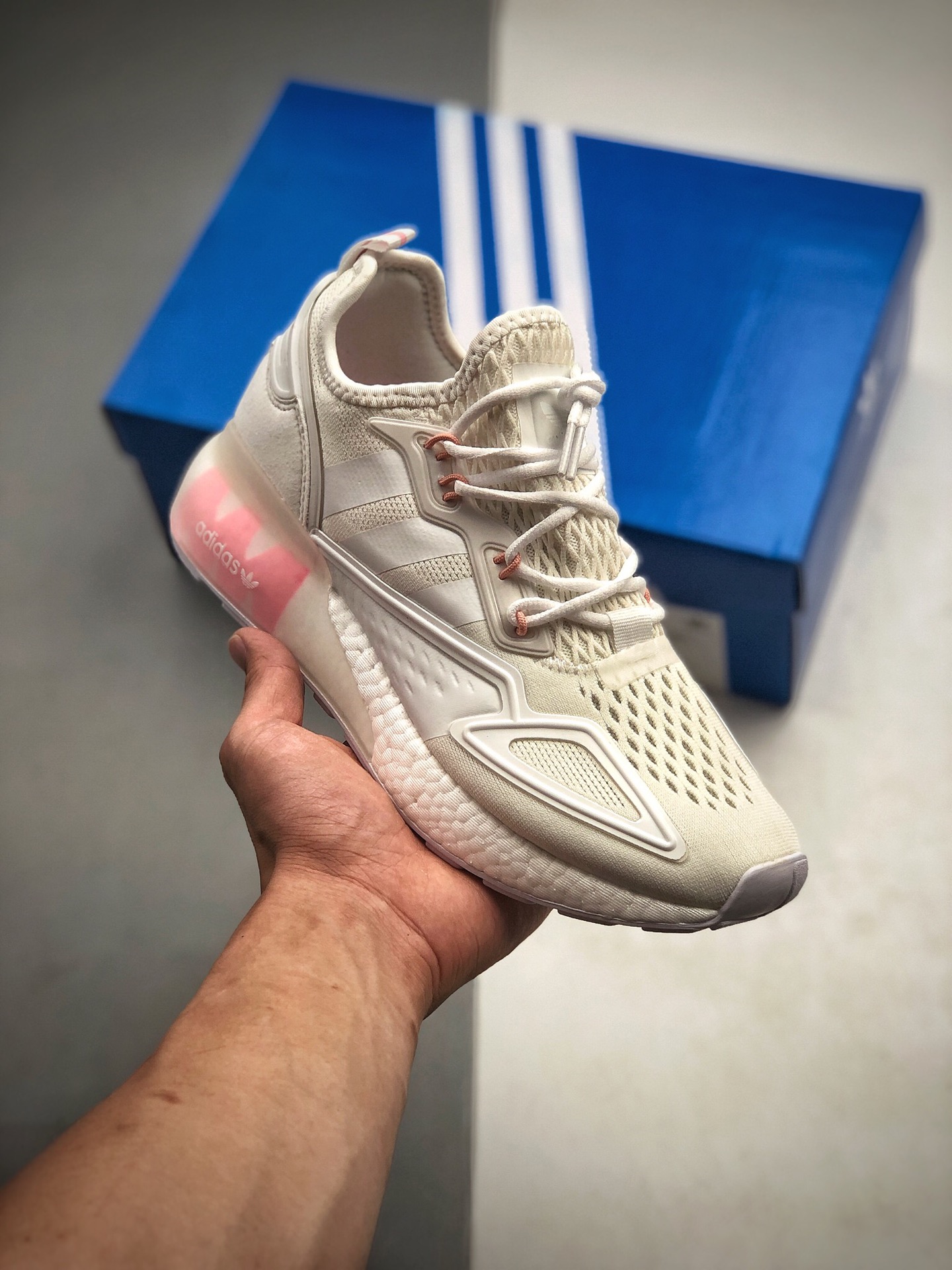 250  阿迪达斯 缓震跑鞋 白粉色 易烊千玺同款 Adidas Originals ZX 2K Boost 全新爆米花缓震休闲运动跑鞋FV8983