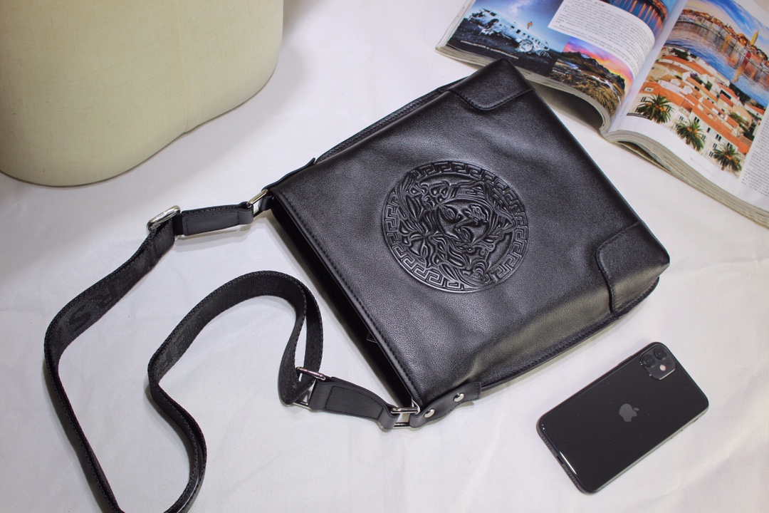 范思哲。型号：020-2。规格25x27x5.5cm。范思哲官网同款男士斜挎包 经典风格设计 头层牛皮🐂