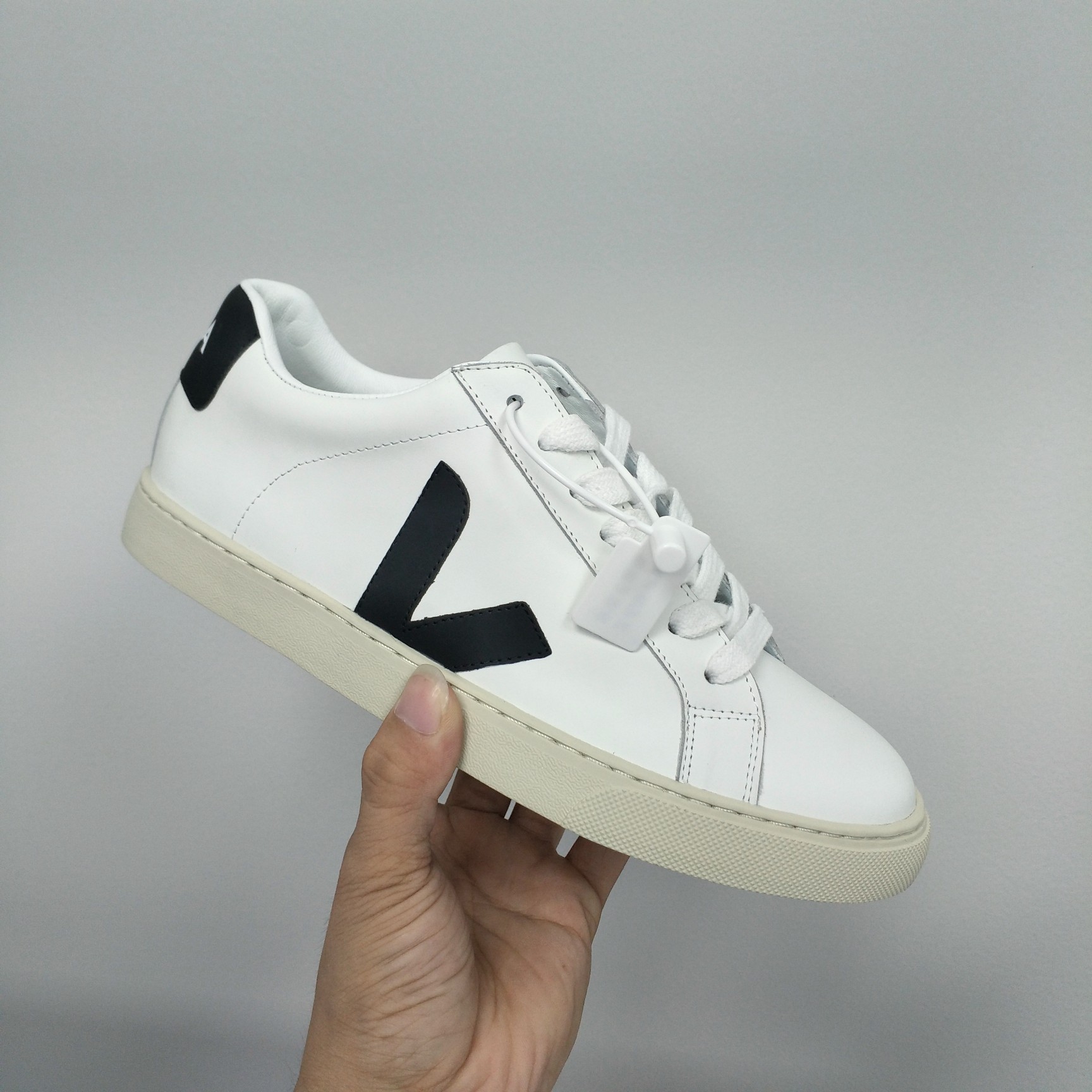 NO:614802,VEJA is a French brand, known as the national white shoe. The eye-catching and simple V-shaped logo on the edge of the shoe is highly recognizable. The shoe shape is based on traditional white shoes. The color scheme focuses on retro tones, which is not easy to clash with the style and is very fashionable. Full package in the original box at the counter. Silk cowhide + sheepskin lining. Size: 35-44 Men's style, casual shoes/sports shoes, sneakers, cowhide, sheepskin19860909VEJA 法国品牌,号称国民小白鞋,鞋边醒目简洁的V型 logo 辨识度极高,鞋型以传统小白鞋为依托,在配色上主打复古色调,不轻易撞款又能极具时髦感. 专柜原盒全套包装 丝绸牛皮+羊皮内里 码数:35-44 男款,休闲鞋/运动鞋,sneakers,cowhide,sheepskin,Women's Shoes
