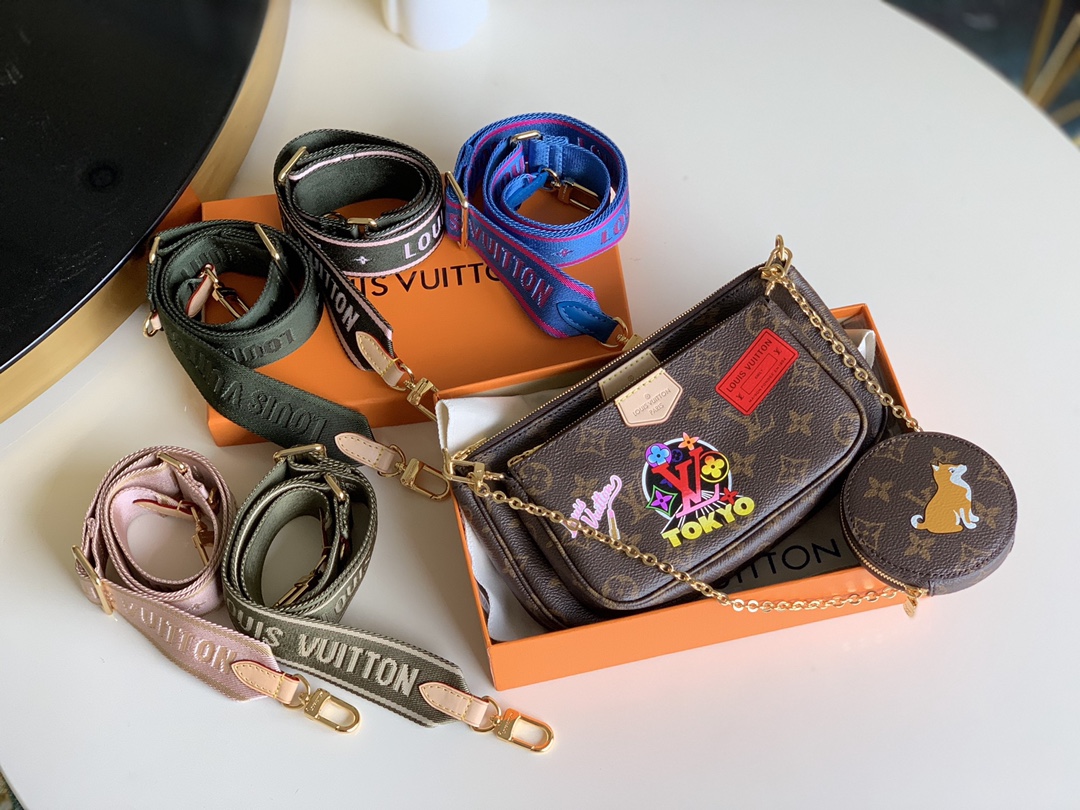 NO:395894,[Exclusive real photo M44813 silk screen] Choose any five colors. A small and lightweight three-piece handbag made of Monogram canvas. It can be carried and cross-body. It is paired with a small hanging bag. Full leather pressed large flower embossed women's three-piece mahjong bag oo [handshake] [handshake] One bag is a classic style that you can carry when you attend any occasion. The zipper style design is more convenient to use. Detailed size!  24.0×13.0×4.5,19.5×11.0×4.0,9.5×2.0 X.,LV【Original Sheet】,louis vuitton19860909【独家实拍M44813丝印】五个颜色任意选择 三件套手袋以Monogram帆布制成的一款小巧轻便的三件套手袋可手提可斜挎,搭配小挂包,全皮压大花压花女士三件套五件套麻将包oo[握手][握手]一包多用它是你出席任何场合都可以携带的经典款式.拉链款式设计是使用更便捷.详细尺寸！24.0×13.0×4.5,19.5×11.0×4.0,9.5×2.0 X.,LV【原厂皮】,louis vuitton,Bag