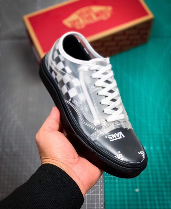 《新款到货》本地自取💰130  Vans范斯 经典系列Slip-Skool 透明鞋 低帮 黑白棋盘格 型号Fs40 码数35-44带半码  🎉 🎉 🎉