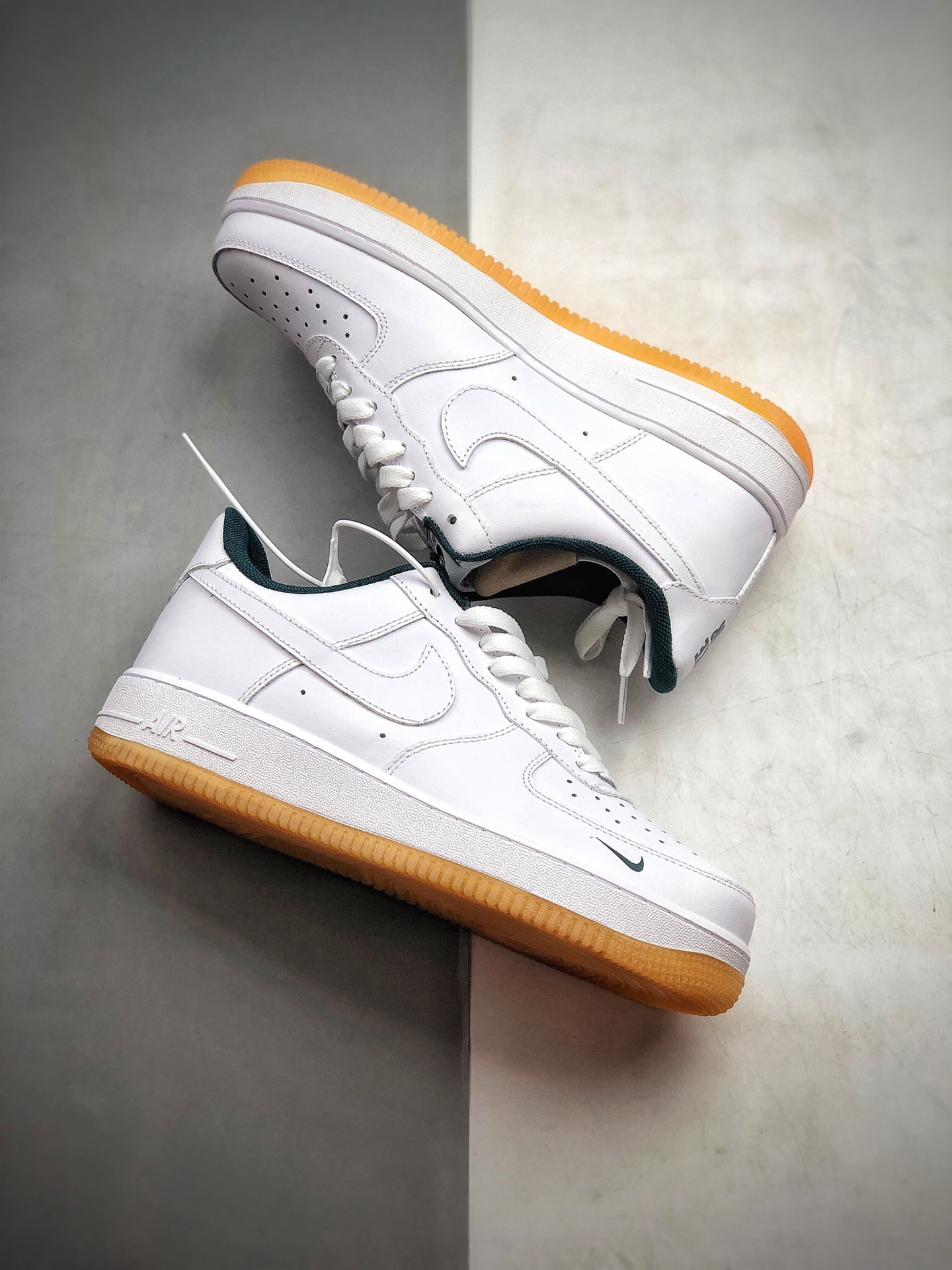 180  耐克Nike 空军一号运动休闲板鞋  货号：AO8761-981
