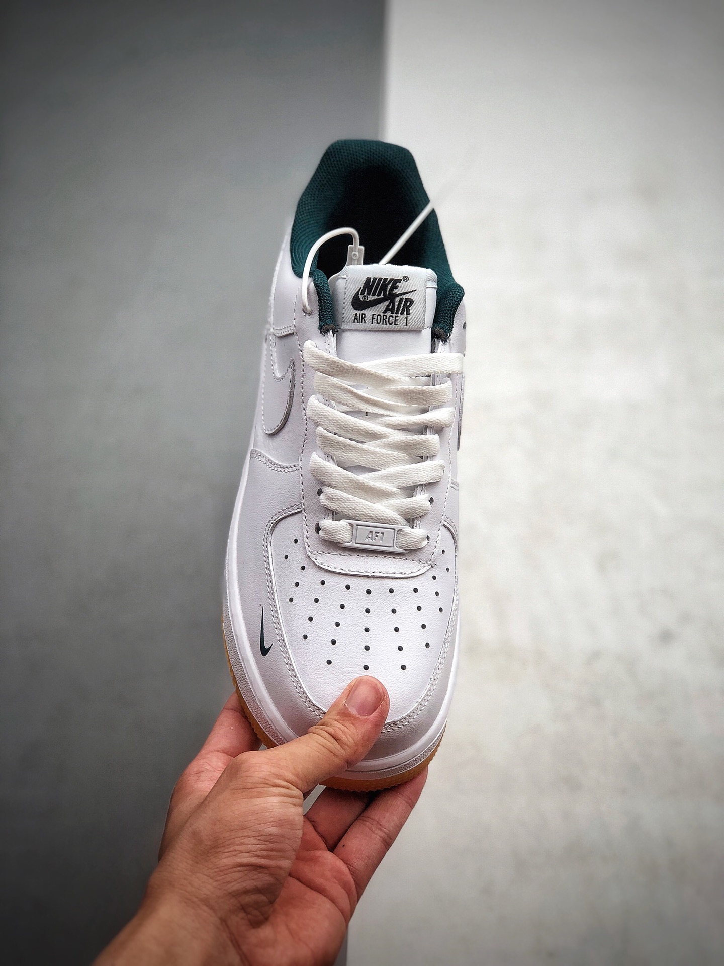 180  耐克Nike 空军一号运动休闲板鞋  货号：AO8761-981