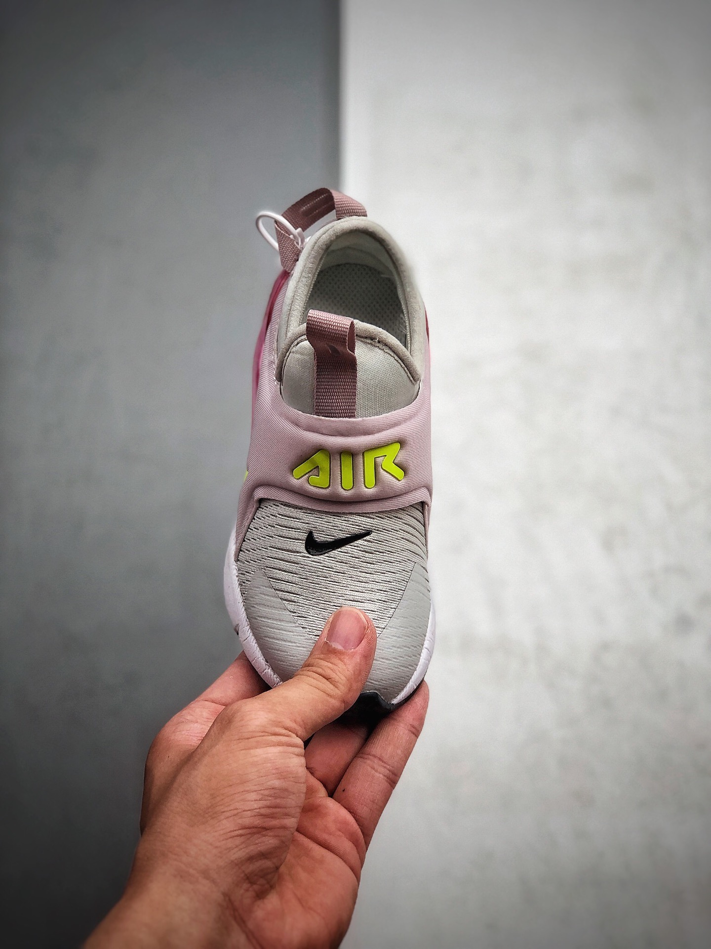 130  耐克NIKE   270 童鞋贾卡网面透气半掌气垫跑步鞋