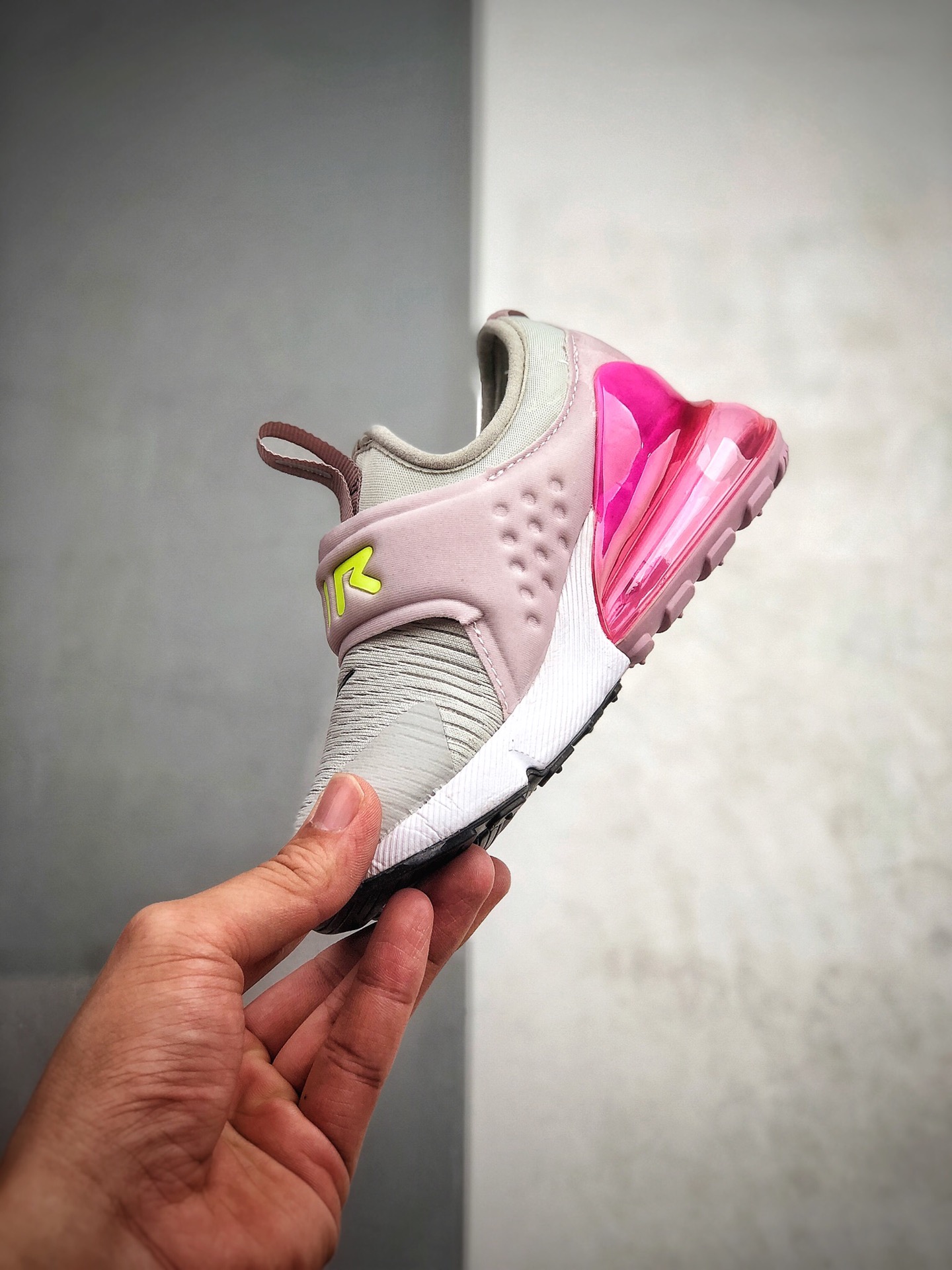 130  耐克NIKE   270 童鞋贾卡网面透气半掌气垫跑步鞋
