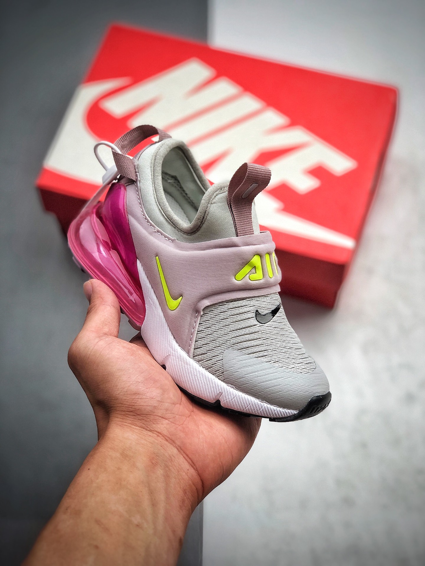 130  耐克NIKE   270 童鞋贾卡网面透气半掌气垫跑步鞋