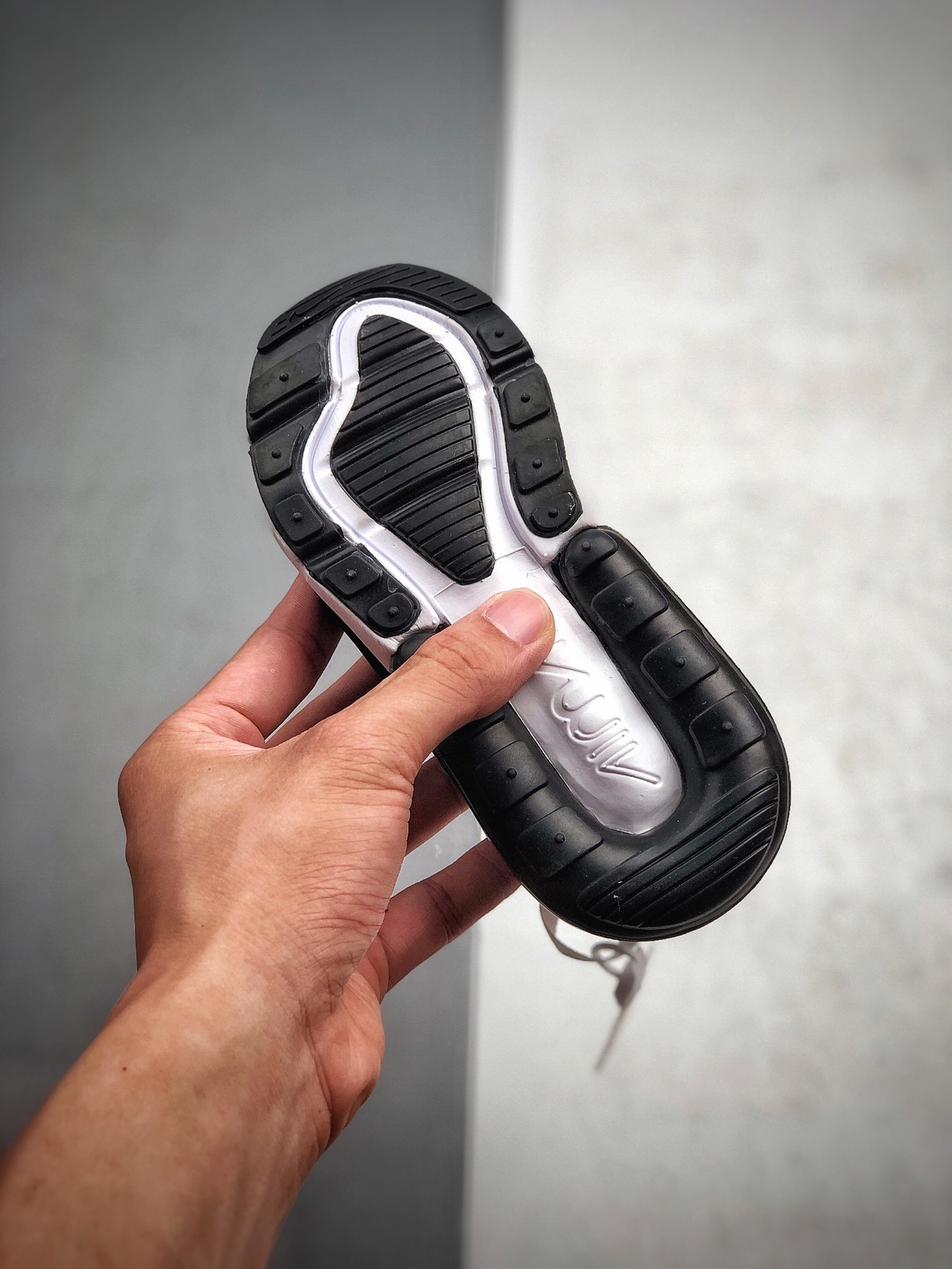 130  耐克NIKE   270 童鞋贾卡网面透气半掌气垫跑步鞋