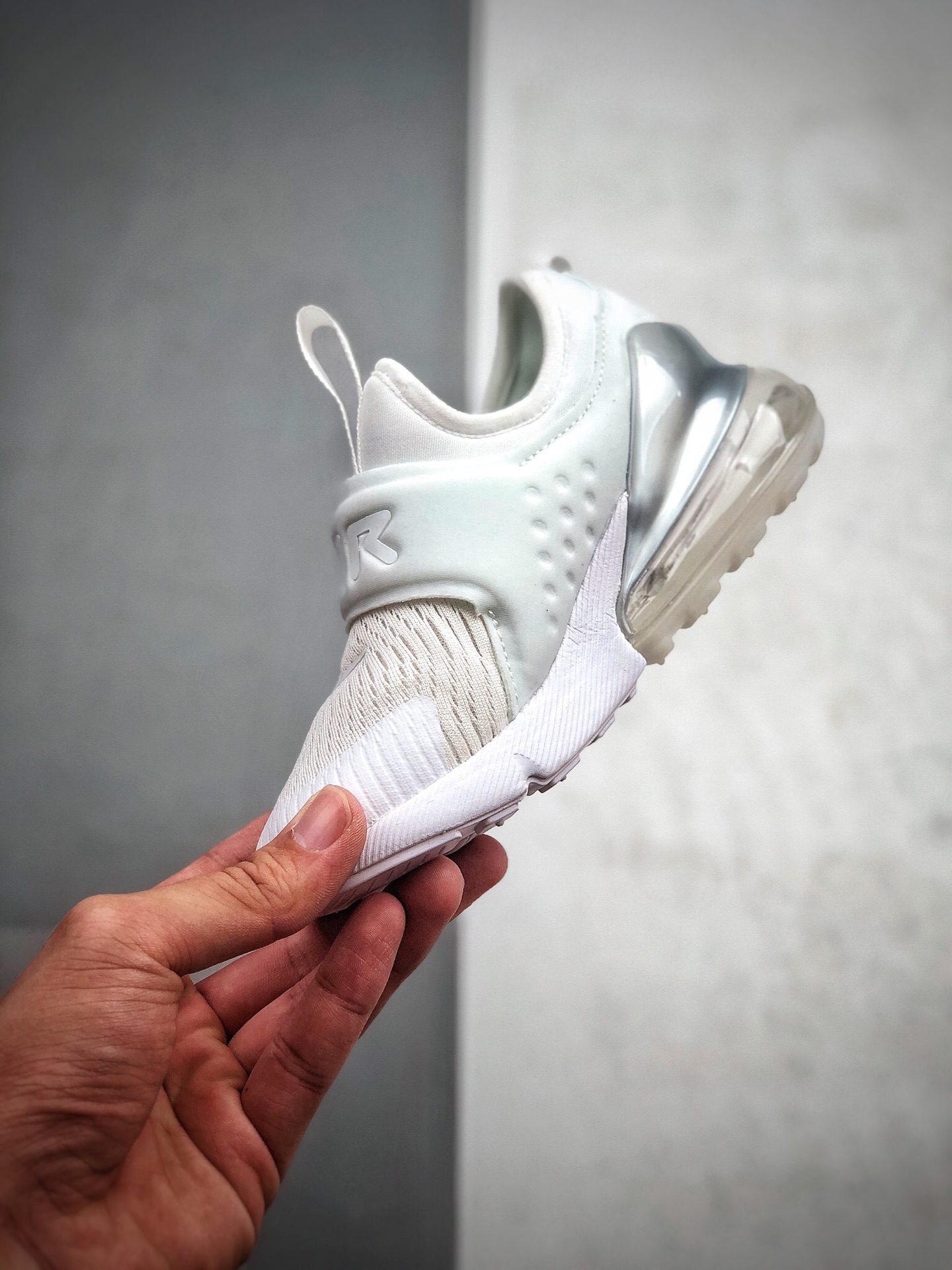 130  耐克NIKE   270 童鞋贾卡网面透气半掌气垫跑步鞋