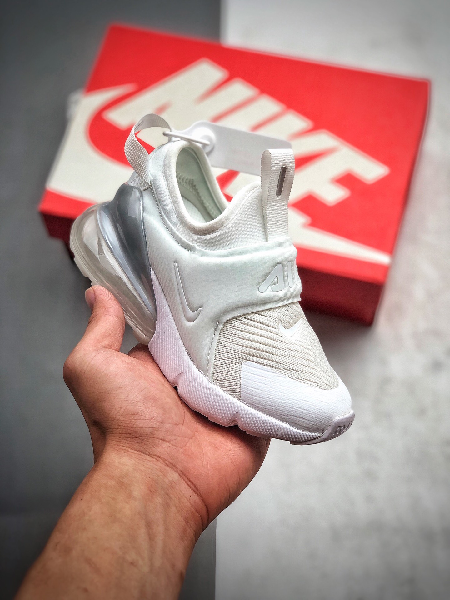 130  耐克NIKE   270 童鞋贾卡网面透气半掌气垫跑步鞋