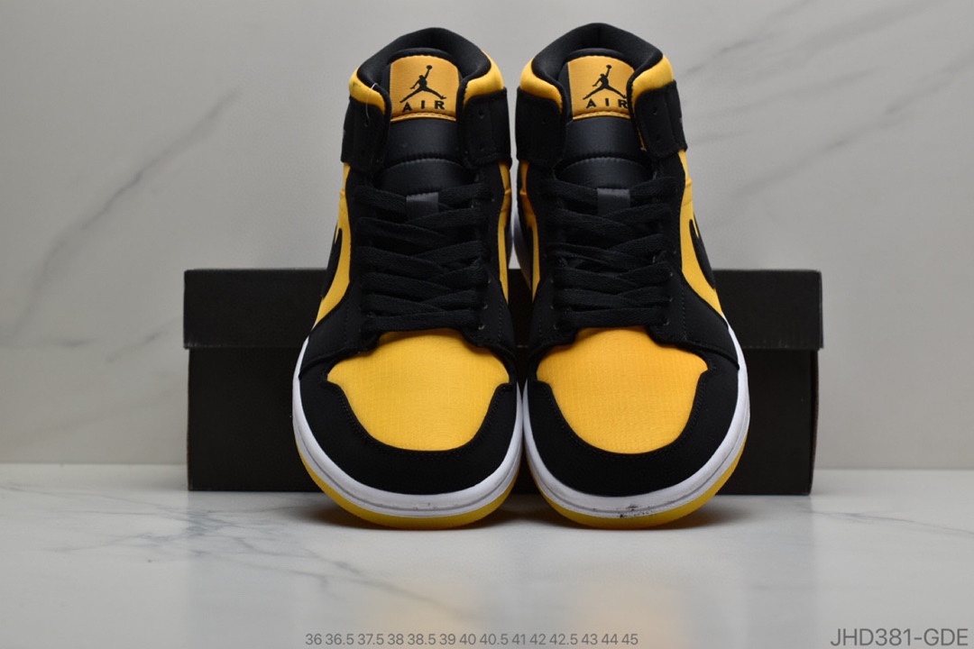 190 公司级耐克NIKEAir Jordan 1 Mid”White Red Black”乔1乔丹一代中帮经典复古文化休闲运动篮球鞋 “黑白红 小芝加哥” 货号:554724-116-莆田鞋,莆田鞋货源,高仿鞋,高仿鞋货源,安福档口,莆田高仿鞋,莆田鞋批发,高仿鞋批发,莆田高仿运动鞋,高仿运动鞋,莆田运动鞋 190 公司级耐克NIKEAir Jordan 1 Mid”White Red Black”乔1乔丹一代中帮经典复古文化休闲运动篮球鞋 “黑白红 小芝加哥” 货号:554724-116