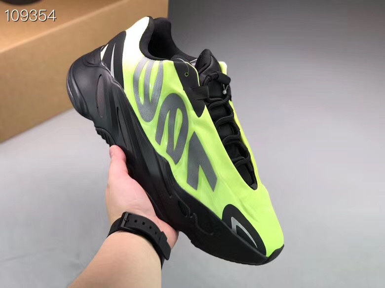 💰 160
原装真爆版本 完美鞋型 Yeezy 700 MNVN 前卫复古风
全网独家首发  这双侃爷新作依然搭载了 Boost 中底，然而大家应该都还没见过这双鞋拆开的模样。这双鞋依然搭载了全掌的 Boost 中底，而鞋面则是一体化的 “鞋罩” 设计，让这个 MNVN 新鞋型在保留复古气质的同时，又有科技感十足的未来体验  货号：FV4443