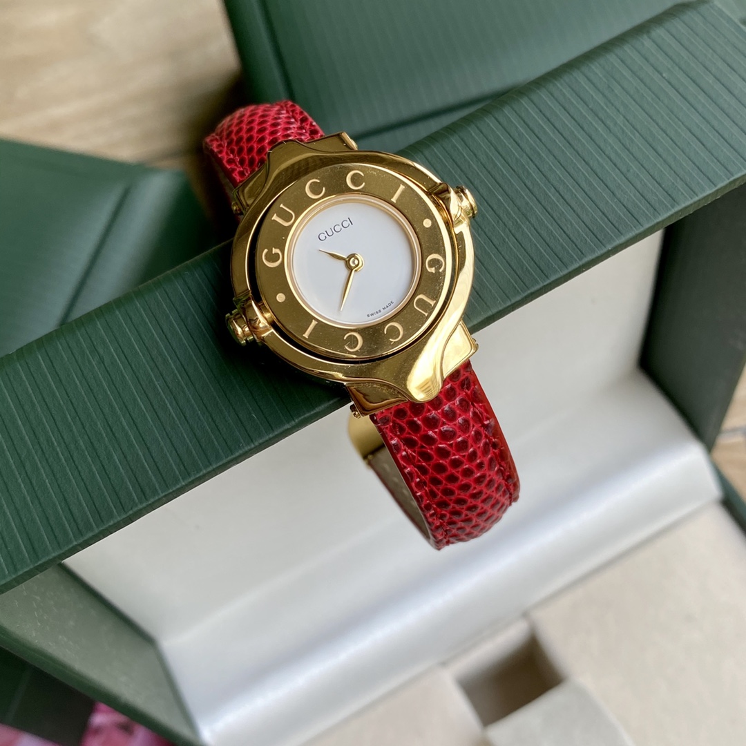 NO:944766,Batch: With box, take your time - Gucci vintage women's watch.  The retro trend has been very popular in recent years, and both clothing, shoes and watches are particularly popular. This vintage series of Gucci women's watches have been sold out in various second-hand stores in Osaka, Japan. The popularity can be imagined, so I started to collect early lizard skins and some accessories. It took more than a year to assemble the watch. You can imagine the difficulty. The biggest highlight of this watch is that one side of it is  The other side of the watch can be used as a bracelet, and both sides can be flipped and worn. Both sides are eye-catching. The seemingly simple style also exudes charming charm, just like a very expensive and elegant antique, recording classics and years. Compared with those popular models that are hard to buy, retro is definitely your first choice. You don’t have to worry about bumping the style when you take it out. Girls who like retro style must buy it. It will be difficult to find a buyer to buy this watch in the future!  Don't miss it!  Note that what we are matching is the early original Gucci green watch box, not the current white box. You don’t have to worry about giving gifts, gucci, bracelet19860909批:带盒 时光随心——Gucci vintage女表. 这几年复古风吹的好大,无论是服装鞋子还是手表都特别受欢迎.而这款vintage系列的Gucci女表已经在日本大阪各个中古店全部卖断货,火爆程度可想而知,所以开始到处收罗早期的蜥蜴皮,和一些配件花了一年多的时间才把成表装出来,难度可想而知.这款手表最大的亮点就是它一面是手表,另外一面可以做手镯,两面可以翻转佩戴,双面都很吸睛,看似简单的款式却也散发着迷人的魅力,就像一个好贵而淡雅的古董,记录着经典与岁月.比起那些挤破头也买不到的爆款,复古绝对是你的首选,完全不用担心带出去会撞款,喜欢复古风的姑娘们一定要入,以后找买手都很难买到这款啦！不要错过！注意我们搭配的是早期的原厂Gucci绿色表盒,不是当下的白色盒,送礼完全不用担心哒,,gucci,bracelet,Watch