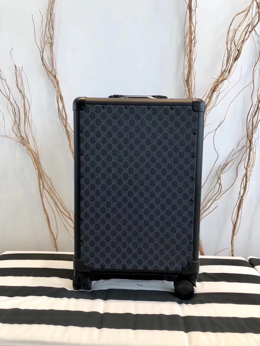 Maleta Gucci, muy elegante, aleación de aluminio con PVC importado, moderna y con estilo, caminar con ella es como llev…