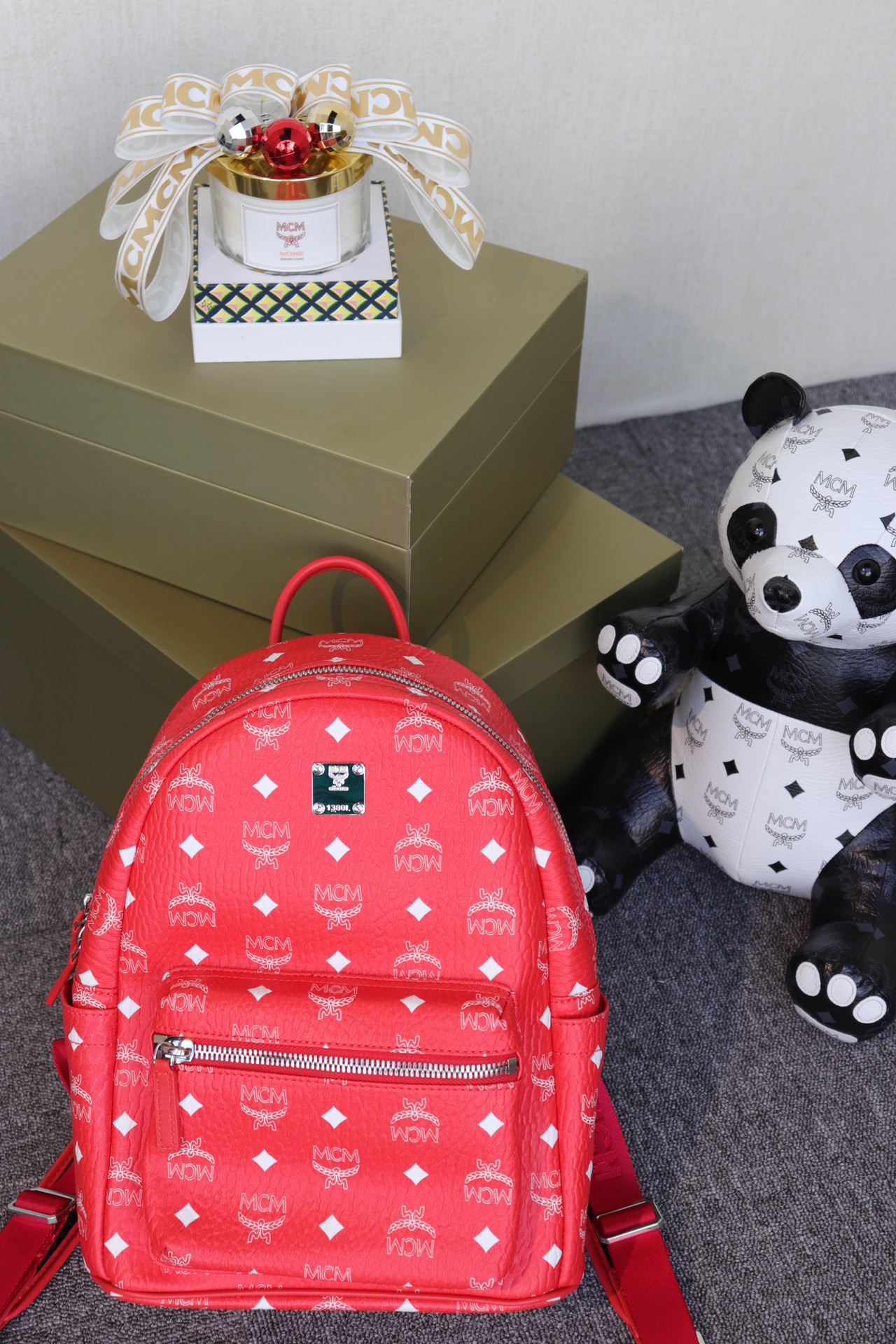 Top quality 💐 Color Series This Stark backpack is made with a rich variety of colors, featuring internal compartments for convenient storage of your laptop or tablet. Small size: 26cm wide, 33cm high, 13cm thick; Medium size: 34cm wide, 41cm high, 15cm thick. Small size, medium size. image 1