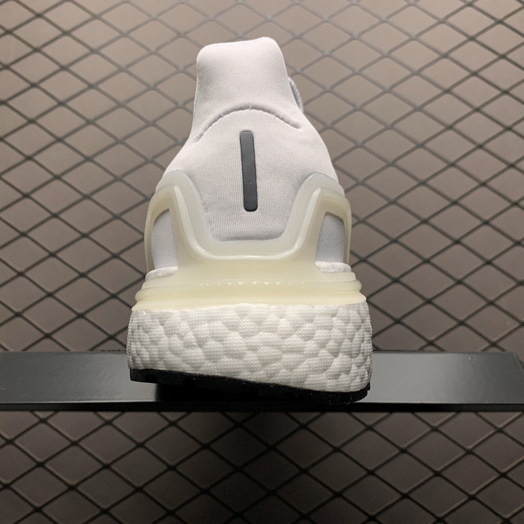 180 Adidas 阿迪达斯 Ultra Boost 20 超弹力爆米花中底 联名休闲跑步鞋 EG0694 超弹力缓震BOOST中底 带来非凡脚感