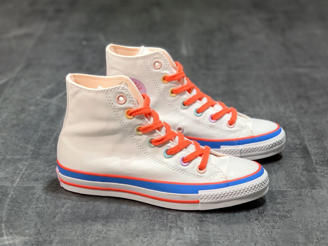 Converse All Star 彩虹糖🌈 匡威的六月新品真的太赞了,这次彩虹奶糖配色太美了,就连鞋扣都是淡淡的糖果色,非常清新夏天,就像踩着彩云一样! (36.5 37.5 39.5 41.5 42.5)