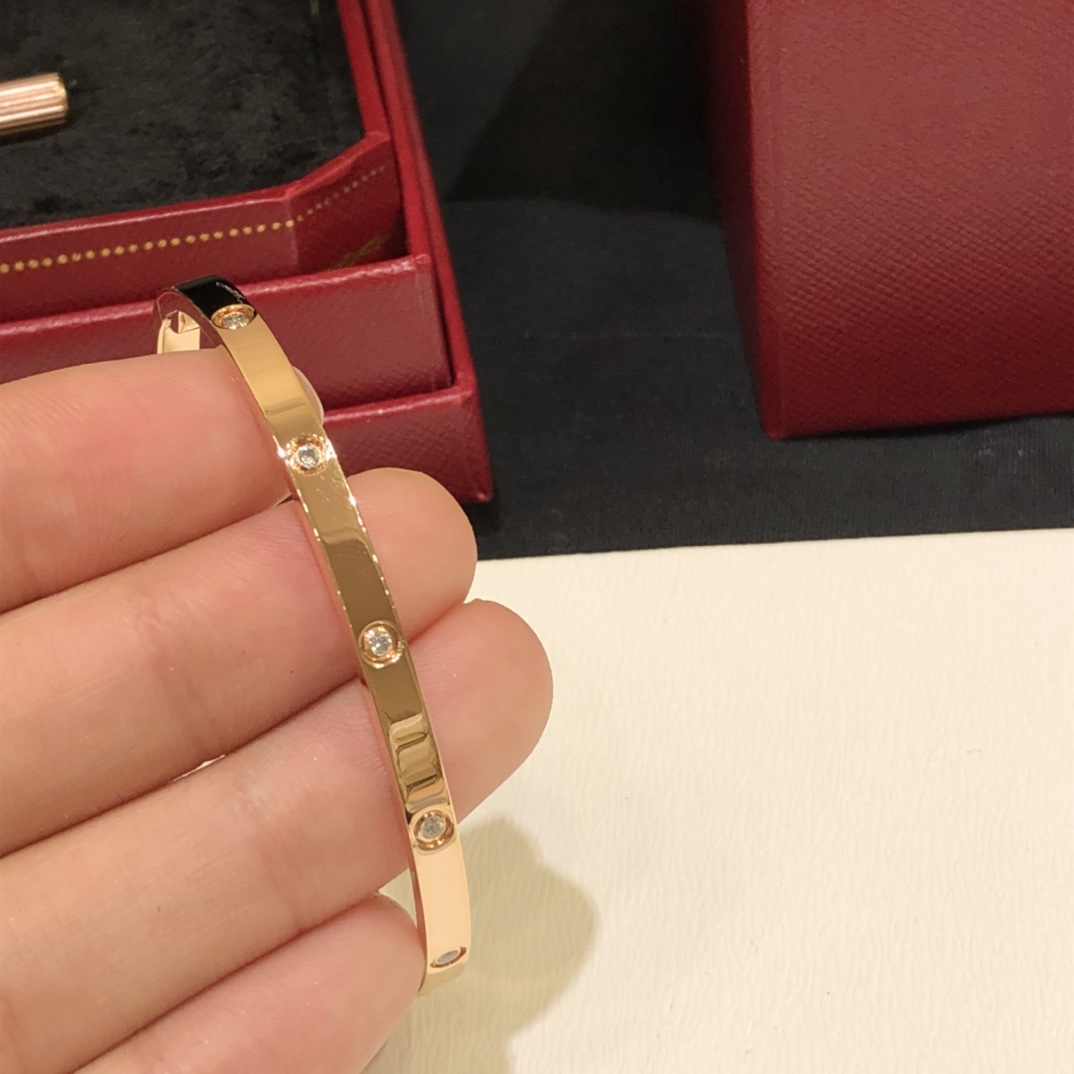 NO:754791,88390, Cartier narrow ten-diamond bracelet, stacked or worn alone, really classic and versatile z real gold and real diamonds, 6W custom-made white copper gold-plated, very straight lines. Strong babies can also customize real gold. Only two colors are made, rose gold, silver size (16-17-18) with packaging, cartier, bracelet, gold plating, Cartier high-end jewelry1986090988390,Cartier窄版十钻手镯 叠戴或者单戴,真的经典百搭 z真金真钻,6W 定制白铜镀金,线条版型很正 有实力的宝宝也可以定制真金 只做了两个颜色,玫瑰金,银色 size(16-17-18） 带包装,,cartier,bracelet,gold plating,卡迪亚高端饰品,Jewelry