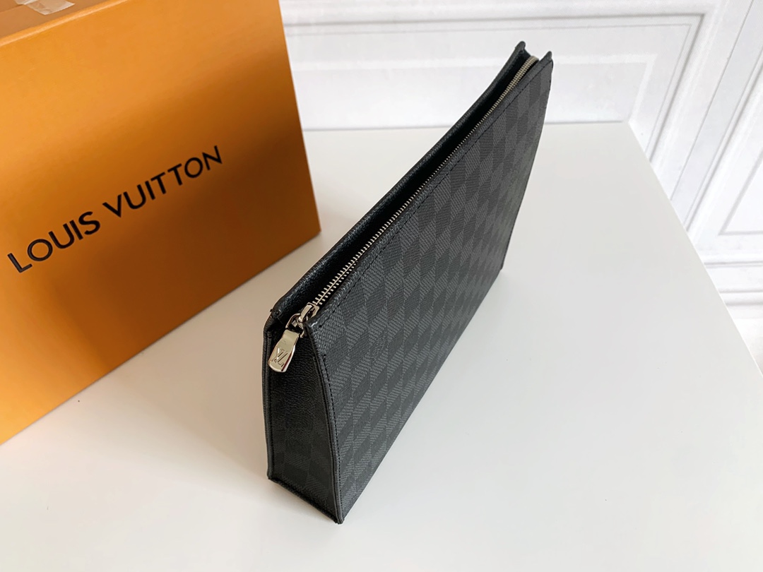 
💎Louis Vuitton 26号盥洗袋💁 官方货号N47542 尺寸：26x 20x 5cm。😊 