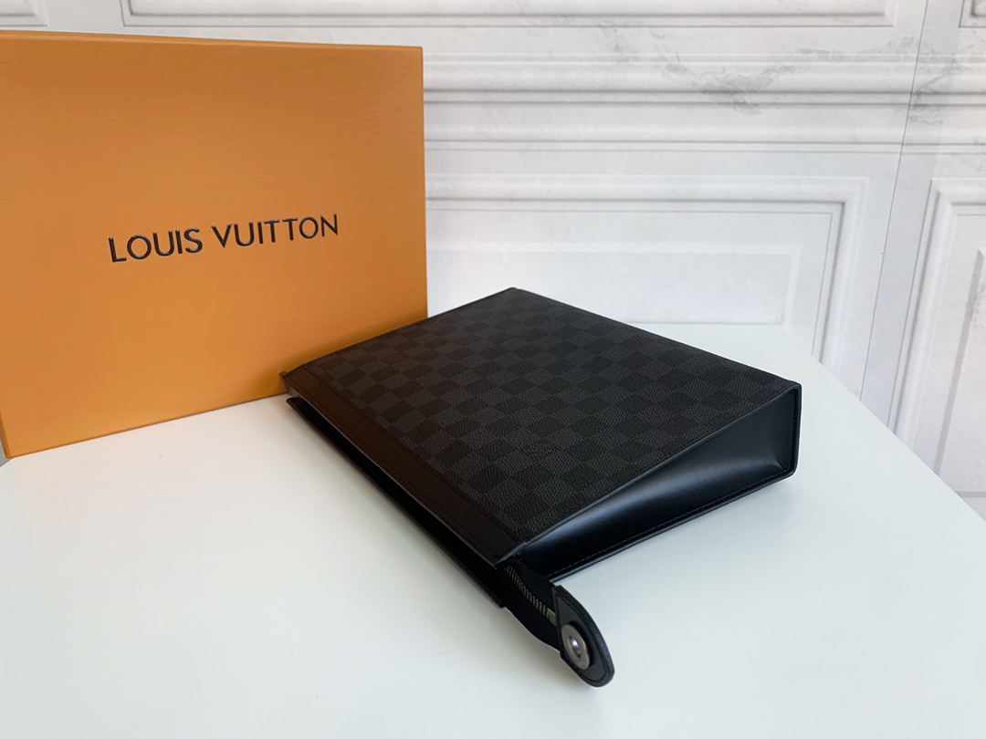 
💎独家实拍 🇫🇷图货一致💫由全新标志性此款风格硬朗的全新Pochette Voyage中号手袋可轻松收