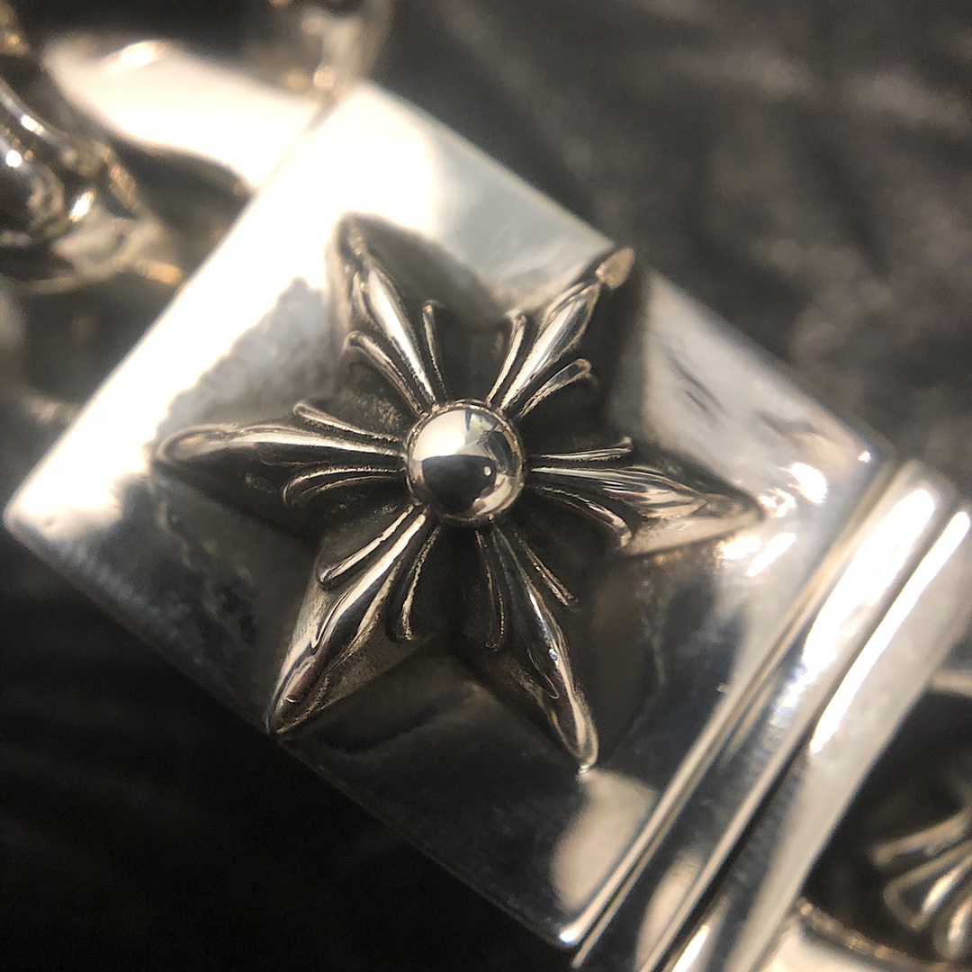 Chrome Hearts 新品上架𝗖𝗵𝗿𝗼𝗺𝗲 𝗛𝗲𝗮𝗿𝘁𝘀 克罗心粗银手链