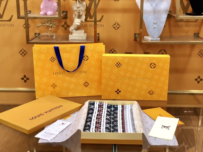 Louis Vuitton Jacquard Shawl: Silk & Wool Blend, Hand-Finished Edges, 140 x 140 cm 1 Louis Vuitton Jacquard Shawl: Silk & Wool Blend, Hand-Finished Edges, 140 x 140 cm