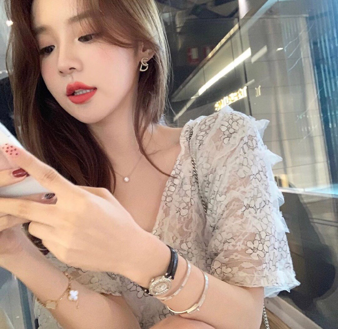 NO:632785,Narrow version of baby's breath bracelet wearing picture, bracelet, Cartier high-end jewelry19860909窄版满天星手镯 佩戴图,,bracelet,卡迪亚高端饰品,Jewelry
