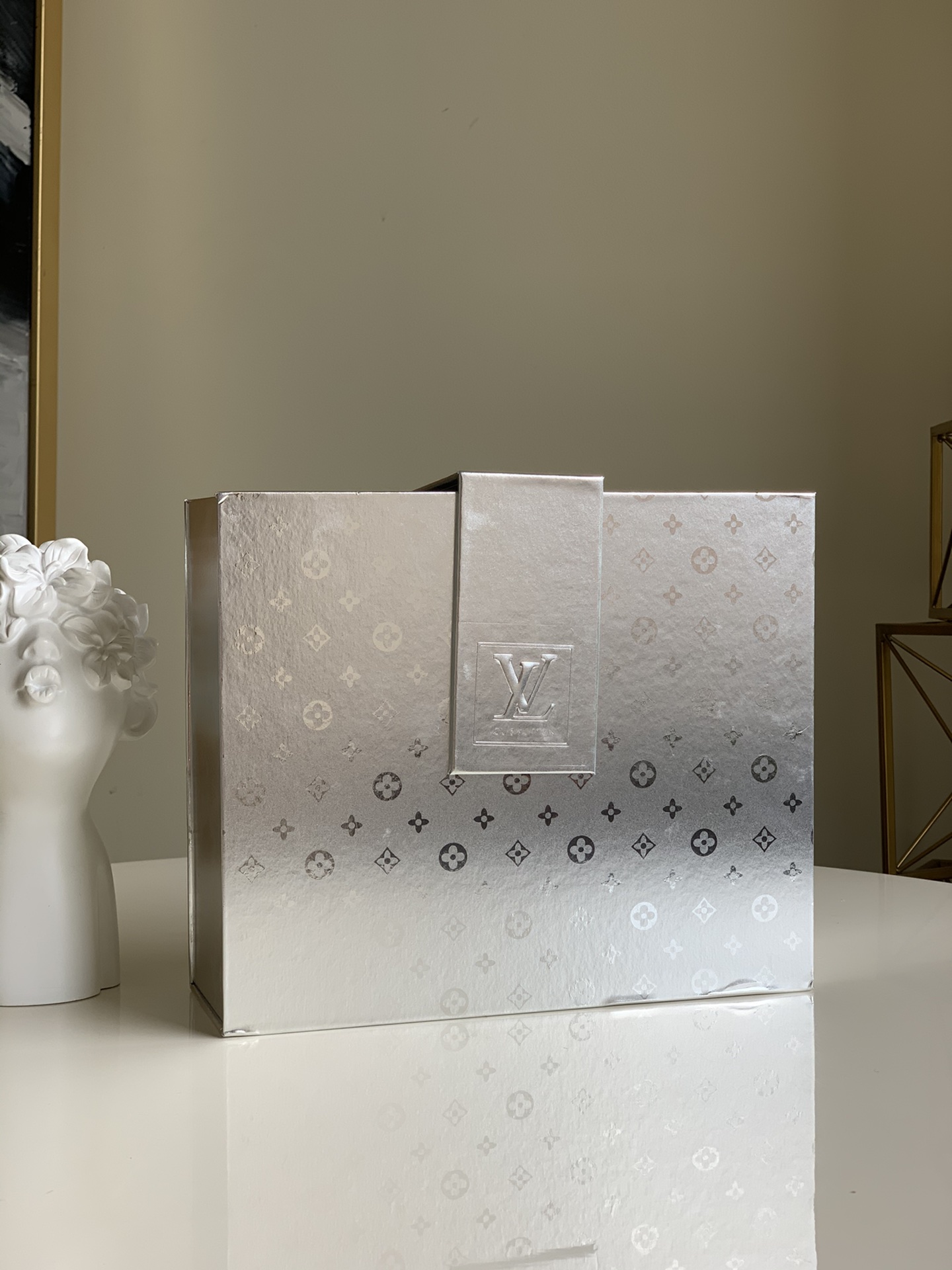 NO:395903,-Exclusive new product is on sale Sailing aromatherapy When the trendy brand meets aromatherapy, you can drive the most beautiful car on the road. Three different flavors of fragrant slices, taste Coco flavor, Lancome flavor, Gulong flavor. Each one is carefully selected. It is very beautiful. It not only refreshes the air in the car, but also pours creative feelings into it. Whether it is gifted for your own use, it is very high-end. I., LV [original skin], louis vuitton19860909-独家新品上市 帆船香薰  当潮牌遇见香薰  你可以开路上最靓的车 三种不同味道香片 味道Coco味 兰蔻味 古龙味  每一种都是精心挑选 颜值爆表 不仅可以清新车内空气 更是倾注了创作感情 无论送礼自用都非常高档 I.,LV【原厂皮】,louis vuitton,Bag