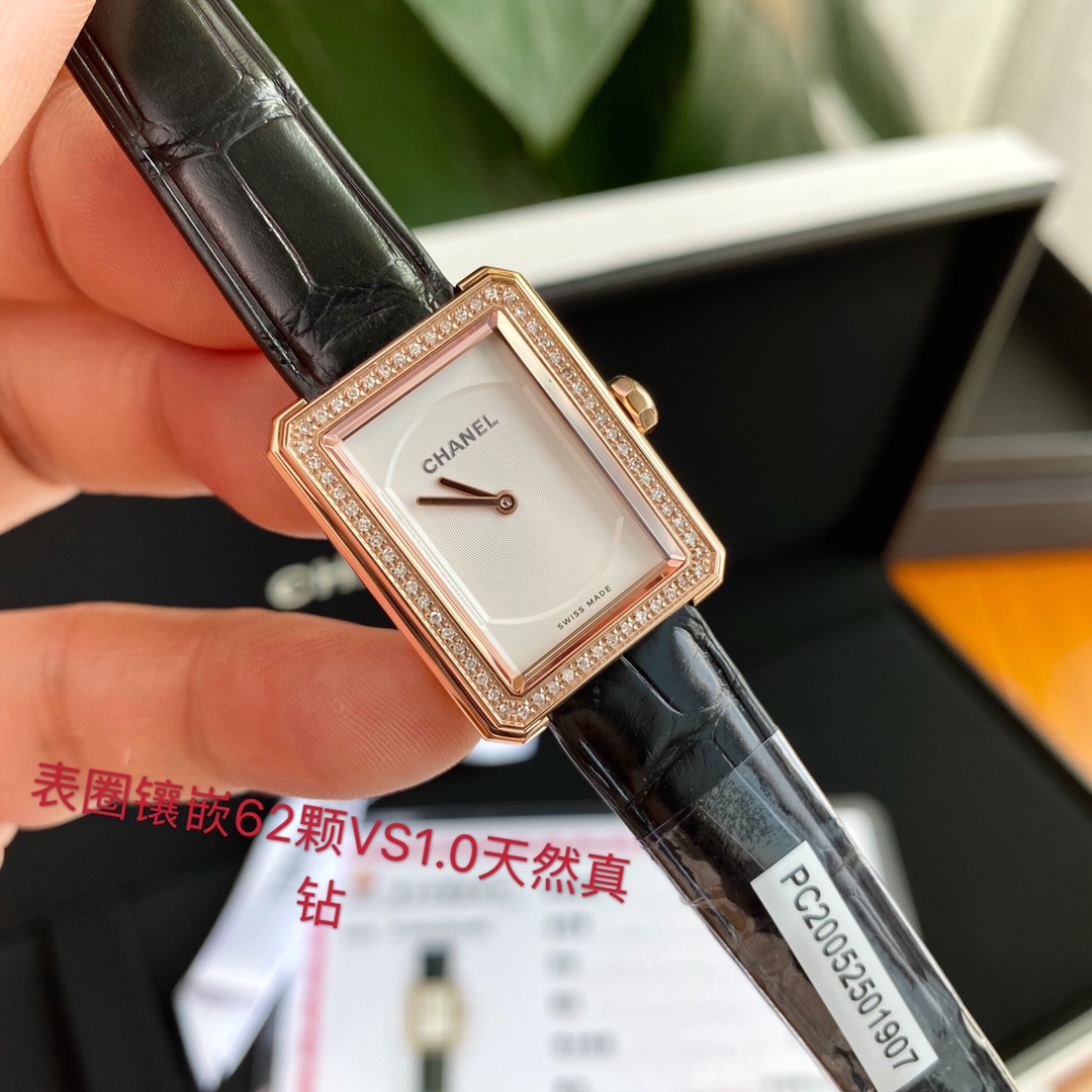 批:2500 每个女生心中都有个boy.friend时刻陪伴,温柔宠溺,带给你无与伦比的自信魅力。完美掌控读心术的香奈儿BOY.FRIEND腕表作为一款颠覆女性设计品牌手表,理所当然的从名表品牌中脱颖而出。这次真的太难得了,好在也是几个月前就定下的机芯 一次也就几百个!机芯大幅涨价进出口难度增加!也不是随便可以买得到,所以对于这批表来说也是限量的… 原装瑞士eta280.002石英机芯,62颗VS1.0明亮式切割天然南非足反钻石,表径21.5*27.9mm,30米生活防水!蓝宝石水晶玻璃镜面,表盘用扭索雕纹搭配黑色鳄鱼皮、典雅的质感扑面而来,它采用了精钢材质表壳,表盘没有刻度和数字,只有银色香奈儿英文标识、时针和分针。犹如浑然天成的一枚手镯,是你化妆间里必不可少的一款单品,配原盒!送礼自用都体面!