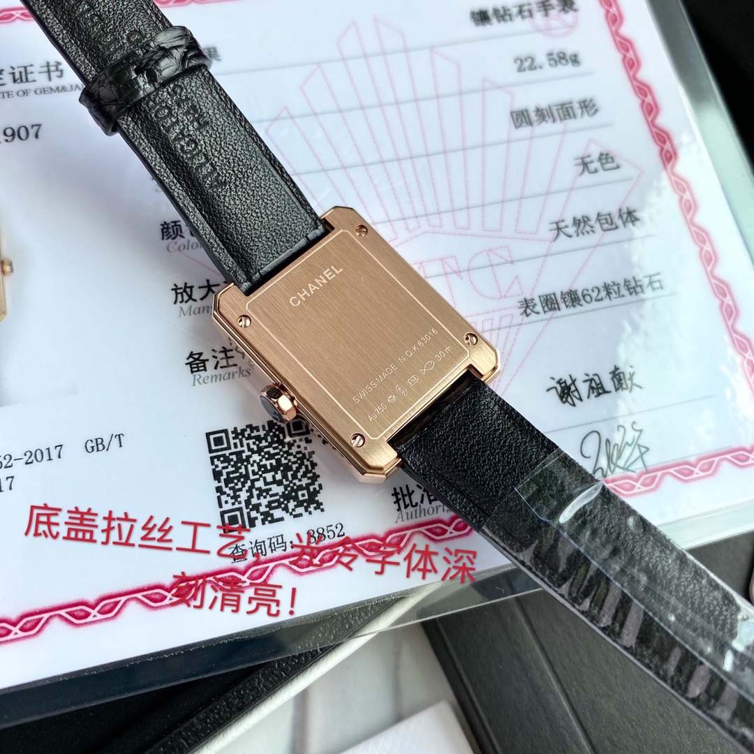 批:2500 每个女生心中都有个boy.friend时刻陪伴,温柔宠溺,带给你无与伦比的自信魅力。完美掌控读心术的香奈儿BOY.FRIEND腕表作为一款颠覆女性设计品牌手表,理所当然的从名表品牌中脱颖而出。这次真的太难得了,好在也是几个月前就定下的机芯 一次也就几百个!机芯大幅涨价进出口难度增加!也不是随便可以买得到,所以对于这批表来说也是限量的… 原装瑞士eta280.002石英机芯,62颗VS1.0明亮式切割天然南非足反钻石,表径21.5*27.9mm,30米生活防水!蓝宝石水晶玻璃镜面,表盘用扭索雕纹搭配黑色鳄鱼皮、典雅的质感扑面而来,它采用了精钢材质表壳,表盘没有刻度和数字,只有银色香奈儿英文标识、时针和分针。犹如浑然天成的一枚手镯,是你化妆间里必不可少的一款单品,配原盒!送礼自用都体面!