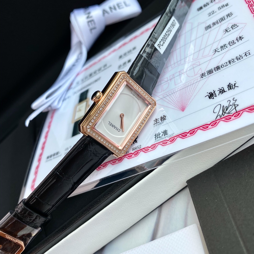 批:2500 每个女生心中都有个boy.friend时刻陪伴,温柔宠溺,带给你无与伦比的自信魅力。完美掌控读心术的香奈儿BOY.FRIEND腕表作为一款颠覆女性设计品牌手表,理所当然的从名表品牌中脱颖而出。这次真的太难得了,好在也是几个月前就定下的机芯 一次也就几百个!机芯大幅涨价进出口难度增加!也不是随便可以买得到,所以对于这批表来说也是限量的… 原装瑞士eta280.002石英机芯,62颗VS1.0明亮式切割天然南非足反钻石,表径21.5*27.9mm,30米生活防水!蓝宝石水晶玻璃镜面,表盘用扭索雕纹搭配黑色鳄鱼皮、典雅的质感扑面而来,它采用了精钢材质表壳,表盘没有刻度和数字,只有银色香奈儿英文标识、时针和分针。犹如浑然天成的一枚手镯,是你化妆间里必不可少的一款单品,配原盒!送礼自用都体面!