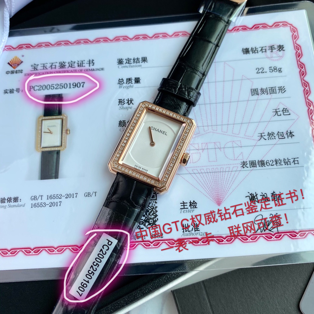 批:2500 每个女生心中都有个boy.friend时刻陪伴,温柔宠溺,带给你无与伦比的自信魅力。完美掌控读心术的香奈儿BOY.FRIEND腕表作为一款颠覆女性设计品牌手表,理所当然的从名表品牌中脱颖而出。这次真的太难得了,好在也是几个月前就定下的机芯 一次也就几百个!机芯大幅涨价进出口难度增加!也不是随便可以买得到,所以对于这批表来说也是限量的… 原装瑞士eta280.002石英机芯,62颗VS1.0明亮式切割天然南非足反钻石,表径21.5*27.9mm,30米生活防水!蓝宝石水晶玻璃镜面,表盘用扭索雕纹搭配黑色鳄鱼皮、典雅的质感扑面而来,它采用了精钢材质表壳,表盘没有刻度和数字,只有银色香奈儿英文标识、时针和分针。犹如浑然天成的一枚手镯,是你化妆间里必不可少的一款单品,配原盒!送礼自用都体面!