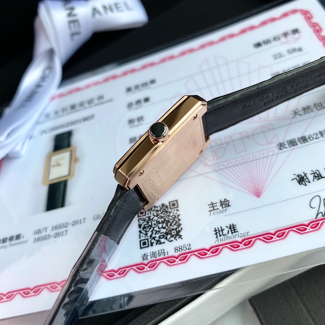 批:2500 每个女生心中都有个boy.friend时刻陪伴,温柔宠溺,带给你无与伦比的自信魅力。完美掌控读心术的香奈儿BOY.FRIEND腕表作为一款颠覆女性设计品牌手表,理所当然的从名表品牌中脱颖而出。这次真的太难得了,好在也是几个月前就定下的机芯 一次也就几百个!机芯大幅涨价进出口难度增加!也不是随便可以买得到,所以对于这批表来说也是限量的… 原装瑞士eta280.002石英机芯,62颗VS1.0明亮式切割天然南非足反钻石,表径21.5*27.9mm,30米生活防水!蓝宝石水晶玻璃镜面,表盘用扭索雕纹搭配黑色鳄鱼皮、典雅的质感扑面而来,它采用了精钢材质表壳,表盘没有刻度和数字,只有银色香奈儿英文标识、时针和分针。犹如浑然天成的一枚手镯,是你化妆间里必不可少的一款单品,配原盒!送礼自用都体面!