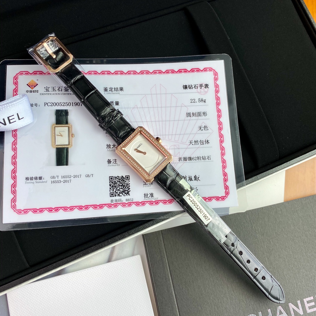 批:2500 每个女生心中都有个boy.friend时刻陪伴,温柔宠溺,带给你无与伦比的自信魅力。完美掌控读心术的香奈儿BOY.FRIEND腕表作为一款颠覆女性设计品牌手表,理所当然的从名表品牌中脱颖而出。这次真的太难得了,好在也是几个月前就定下的机芯 一次也就几百个!机芯大幅涨价进出口难度增加!也不是随便可以买得到,所以对于这批表来说也是限量的… 原装瑞士eta280.002石英机芯,62颗VS1.0明亮式切割天然南非足反钻石,表径21.5*27.9mm,30米生活防水!蓝宝石水晶玻璃镜面,表盘用扭索雕纹搭配黑色鳄鱼皮、典雅的质感扑面而来,它采用了精钢材质表壳,表盘没有刻度和数字,只有银色香奈儿英文标识、时针和分针。犹如浑然天成的一枚手镯,是你化妆间里必不可少的一款单品,配原盒!送礼自用都体面!