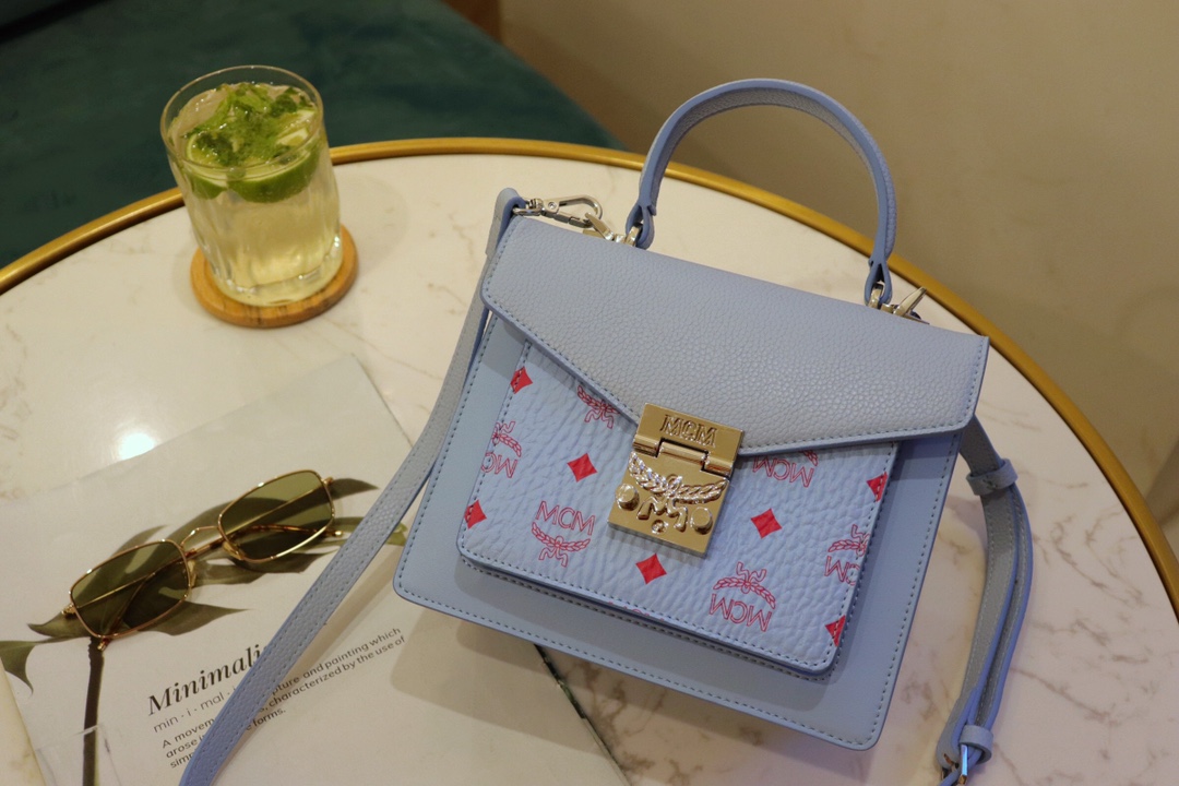 Top-tier Orchid Bag Series 🎐 Classic crossbody bag featuring a front flap with intricately carved laurel leaf lock, spacious interior with two accordion-style compartments, and an inner zip pocket. Exquisite craftsmanship. Dimensions: 17 x 21 x 8 cm. image 1