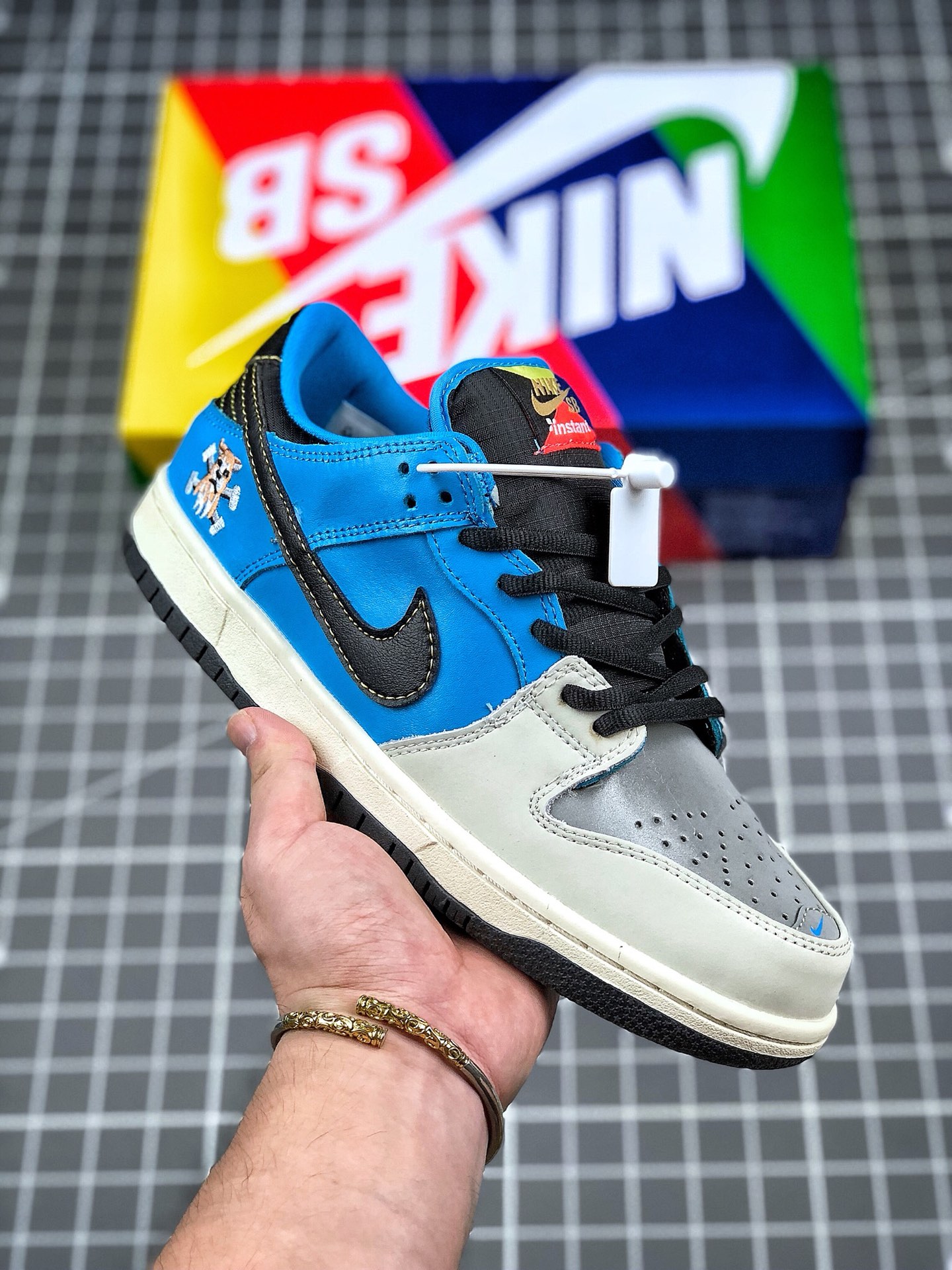 💰190 新版本 公司级 Instant Skateboard x Nike Dunk SB Low 与日本知名滑板店铺携手联名 打造了一双亮眼独特的款式。鞋头采用浅灰色搭配亮白色，亮蓝色鞋身点缀黑色 Swoosh Logo，白色匝线装饰过度至后鞋帮，整体构色方案非常醒目。 货号：CZ5128 码数：36 36.5 37.5 38 38.5 39 40 40.5 41 42 42.5 43 44 44.5 45