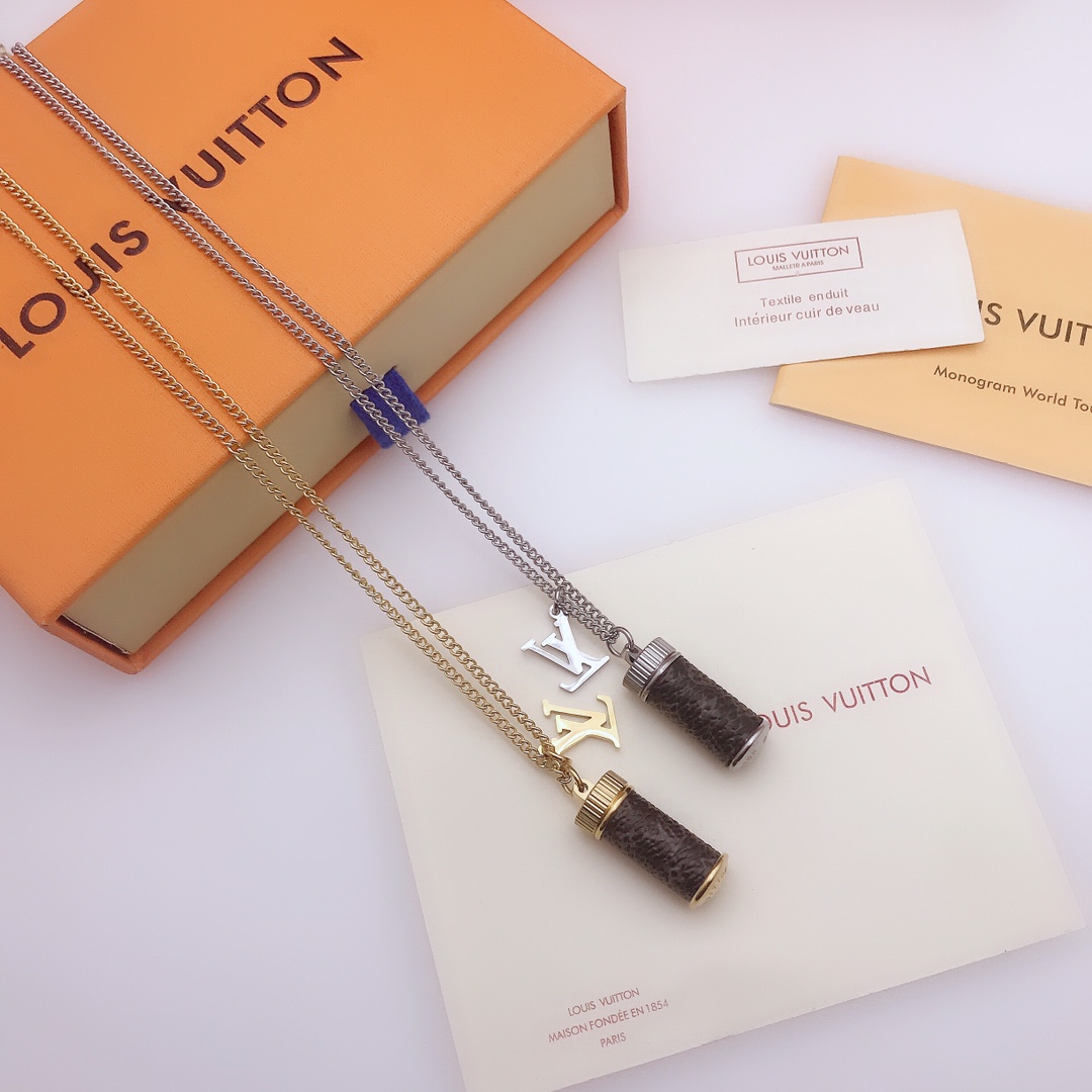 💰120   编码LV08
情侣项链
🌺独家现货！渠道硬货！
🌺1 V香水瓶项链配饰，金属饰件处裹有标志性Monogram Eclopse帆布 展现成熟阳刚魅力的项链精品 可开合柱体挂饰 为佩戴者提供隐秘收藏点 细节同样非常美丽   
💖 与Zp不差分毫和Zp一样采用全钢材料制作 现货秒发 配全套包装 送人合适