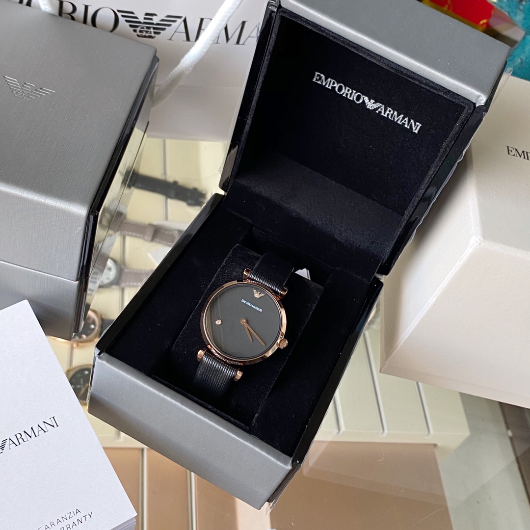 Sitio web oficial del mostrador Reloj sencillo informal de cuarzo con cinturón para mujer de Emporio Armani. El mismo m…
