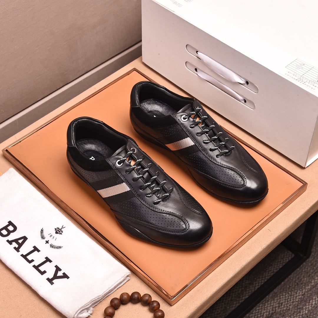 J0 全牛里 巴利高端休闲鞋 鞋面采用意大利原版进口牛皮面+牛皮内里 超级舒适的德国进口乳胶鞋垫 相信从您见到它的第一眼起就会有眼前一亮的感觉 大气前卫已经不能完全诠释了它的优雅 AAA级橡胶大底 超舒适 专柜原版套楦 保证了其原有版型及品质 鞋面简约 保证了其舒适及透气性 一双真正的好鞋才有它特有的灵魂 名门品质 正码 38-44