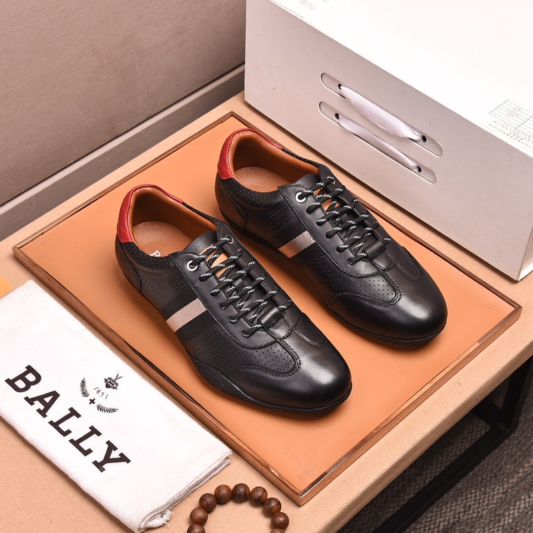 J0 全牛里 巴利高端休闲鞋 鞋面采用意大利原版进口牛皮面+牛皮内里 超级舒适的德国进口乳胶鞋垫 相信从您见到它的第一眼起就会有眼前一亮的感觉 大气前卫已经不能完全诠释了它的优雅 AAA级橡胶大底 超舒适 专柜原版套楦 保证了其原有版型及品质 鞋面简约 保证了其舒适及透气性 一双真正的好鞋才有它特有的灵魂 名门品质 正码 38-44