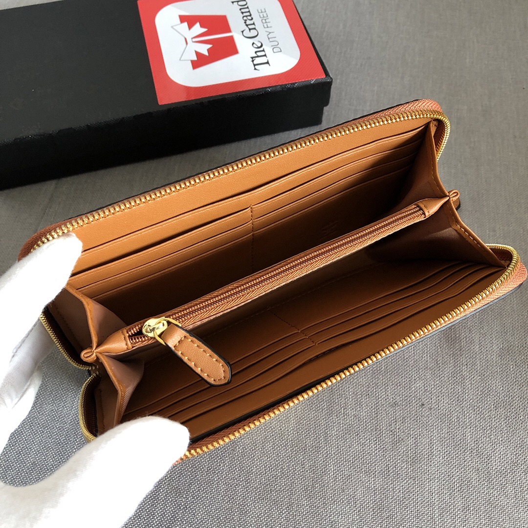 MCM MCM 款：大字母单拉款 男女通用版 半开拉 充足的内部裆式隔层 多卡位 带有拉链硬币袋